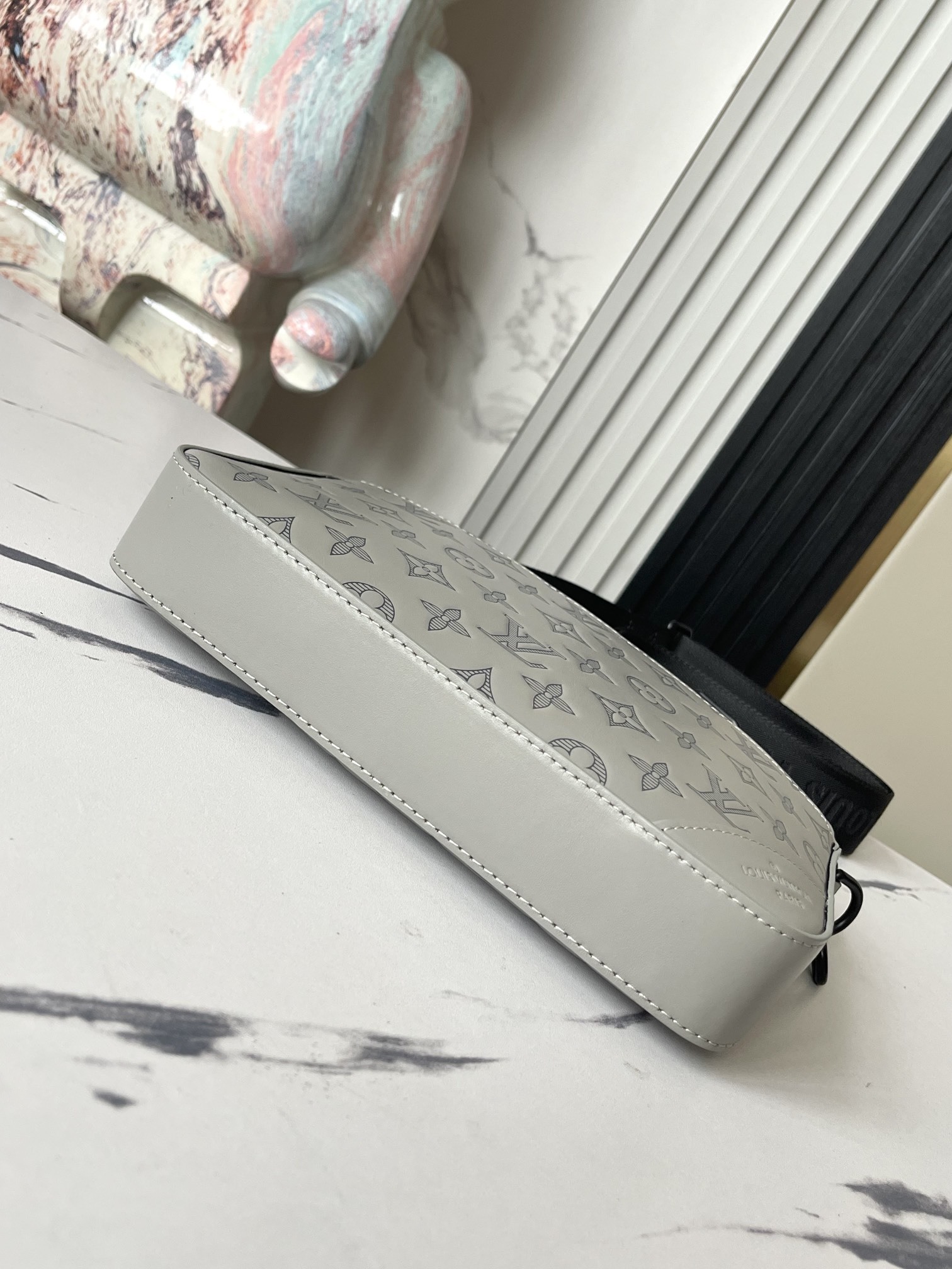 顶级原单独家实拍M46104灰本款69827Duo邮差包释放MonogramShadow皮革的摩登新意柔