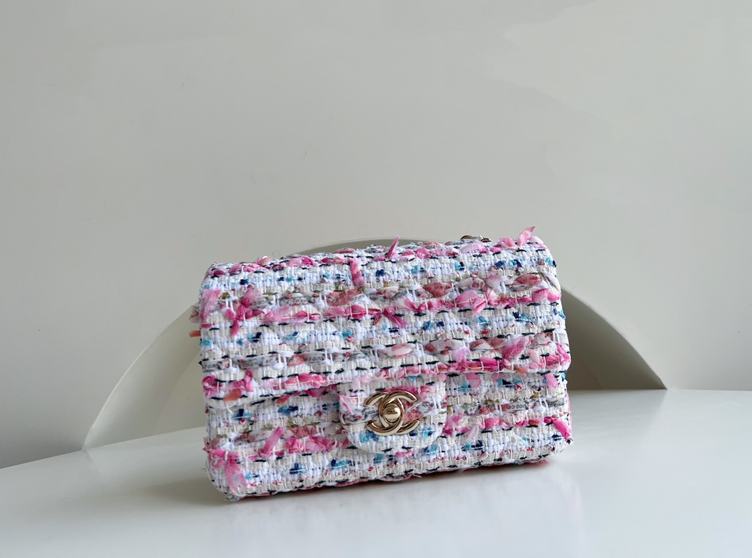 Xiaoxiang CHANEL 23C pink and white woolen cf. Tweed woven elements create a holiday style. The classic is full of spring and summer atmosphere.