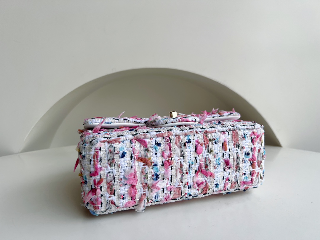 Xiaoxiang CHANEL 23C pink and white woolen cf. Tweed woven elements create a holiday style. The classic is full of spring and summer atmosphere.