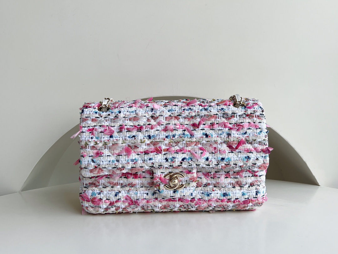 Xiaoxiang CHANEL 23C pink and white woolen cf. Tweed woven elements create a holiday style. The classic is full of spring and summer atmosphere.