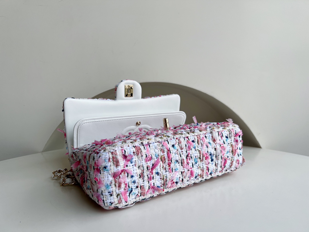 Xiaoxiang CHANEL 23C pink and white woolen cf. Tweed woven elements create a holiday style. The classic is full of spring and summer atmosphere.