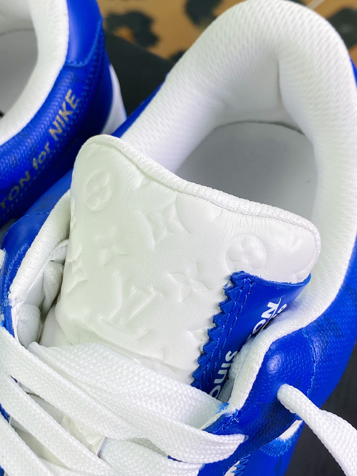 550 Louis Vuitton x Nike Air Force 1'07 LV8 Low”Royal Blue/White/LV Monogram”空军一号“皇家蓝白LV压纹老花”AEU3BM16M693-1A9VA0