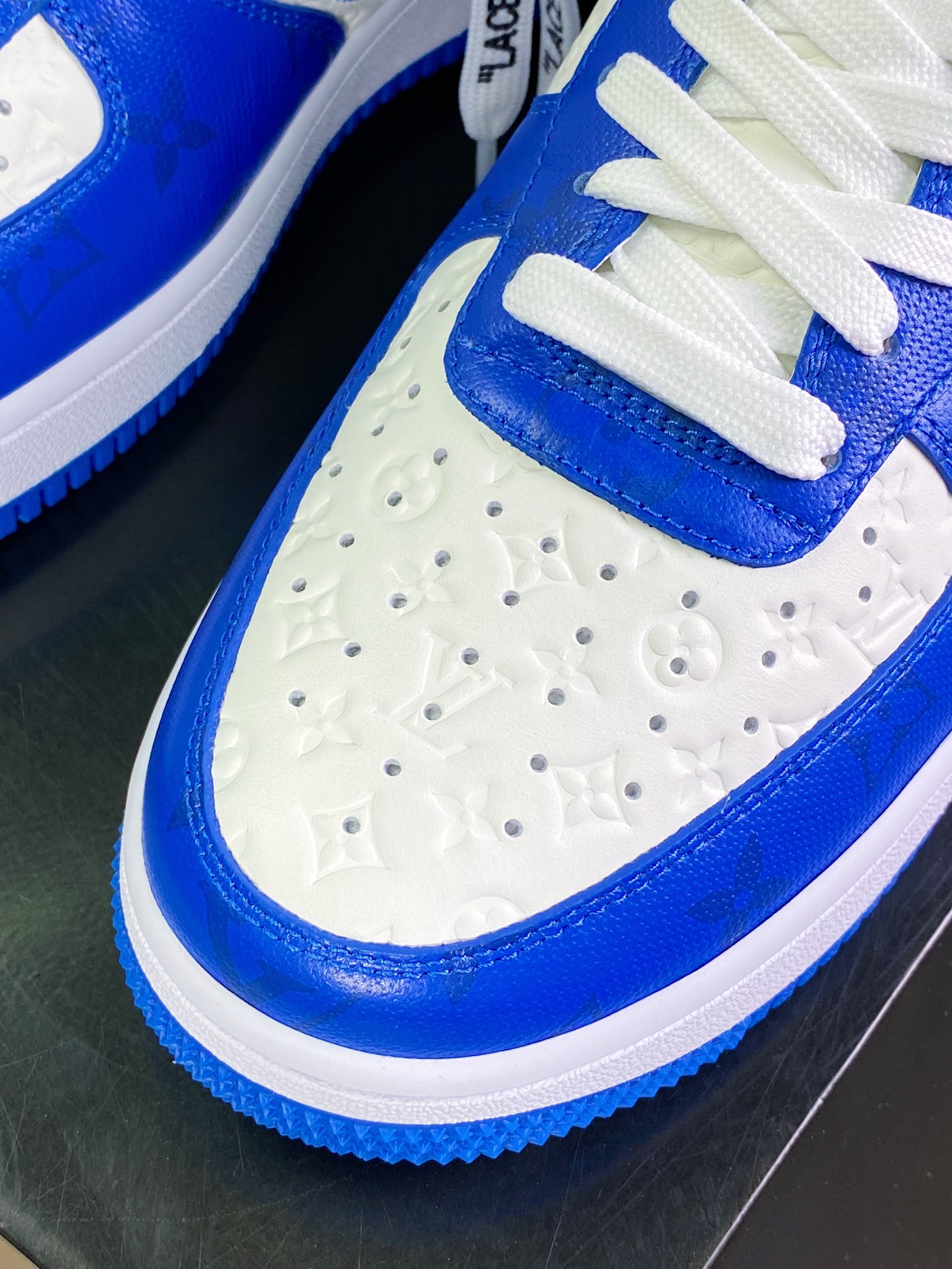 550 Louis Vuitton x Nike Air Force 1'07 LV8 Low”Royal Blue/White/LV Monogram”空军一号“皇家蓝白LV压纹老花”AEU3BM16M693-1A9VA0