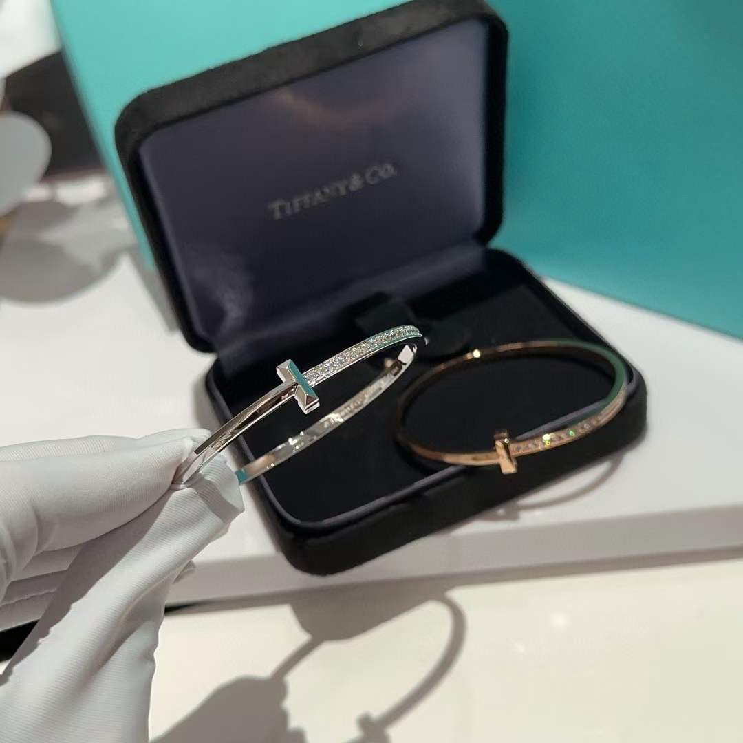 蒂芙尼
Tiffany&Co. T1系列 无替可代窄式手镯 

千玺“出色”演绎Tiffany T1，作为T经设典计的新焕之作，T1系延列续品标牌志性的“T”形图案，历开时版3个月，攻各克种工难艺题，我们到做了ZP完美复刻～ 男女款款、情侣款 钛材金料真空加厚电镀
