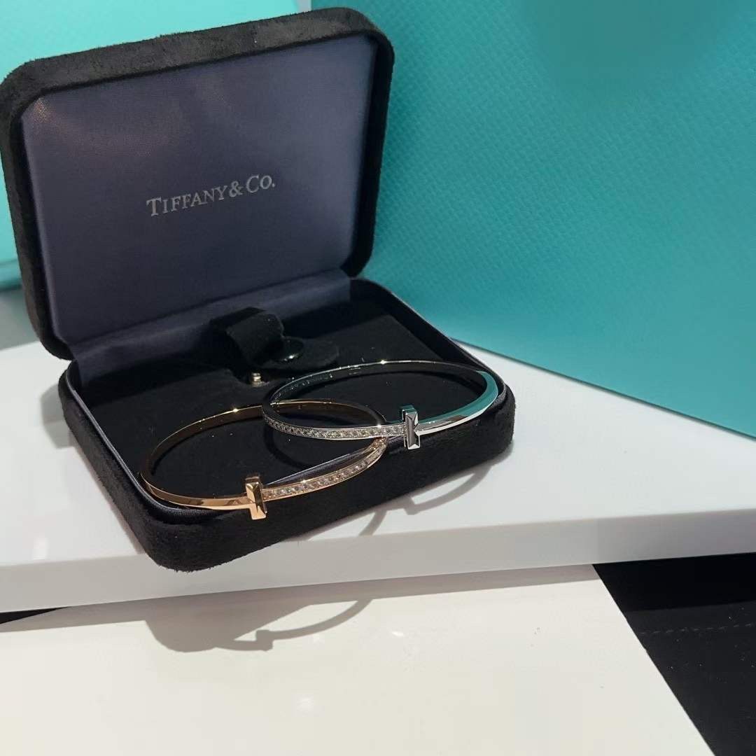 蒂芙尼
Tiffany&Co. T1系列 无替可代窄式手镯 

千玺“出色”演绎Tiffany T1，作为T经设典计的新焕之作，T1系延列续品标牌志性的“T”形图案，历开时版3个月，攻各克种工难艺题，我们到做了ZP完美复刻～ 男女款款、情侣款 钛材金料真空加厚电镀