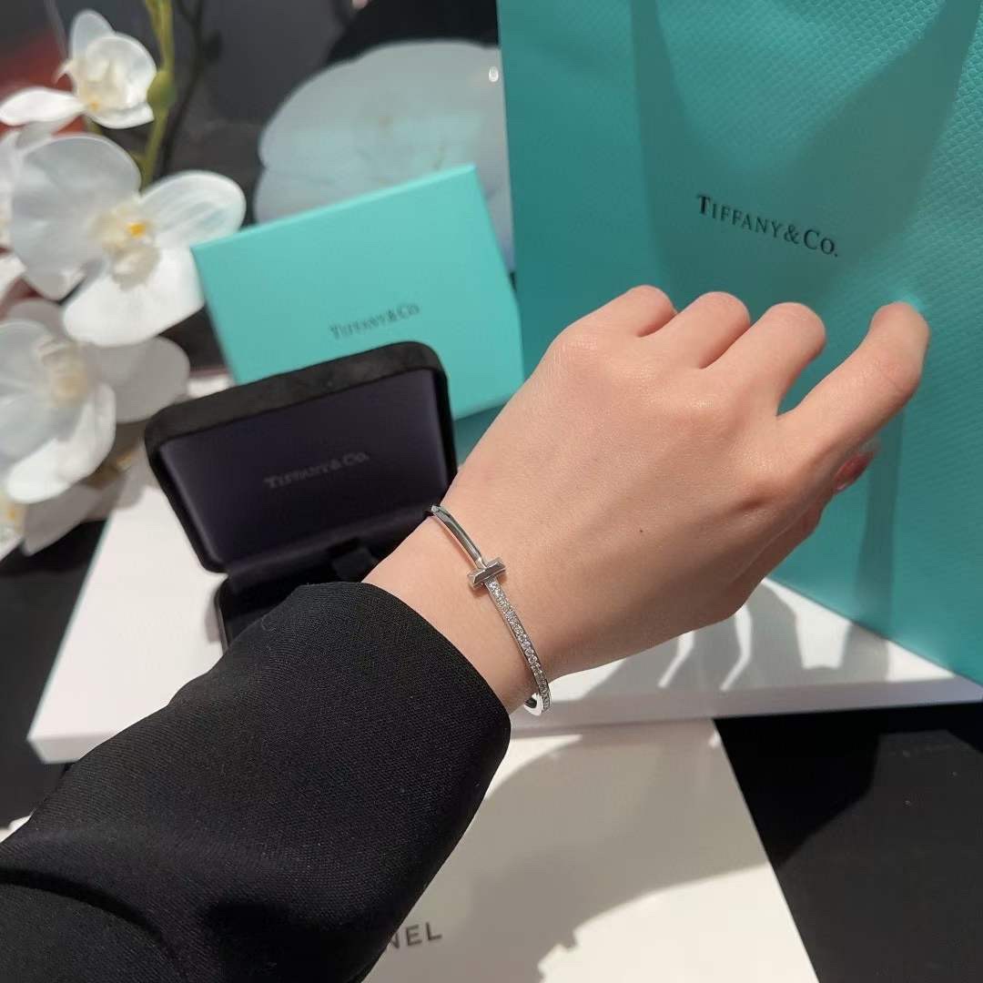 蒂芙尼
Tiffany&Co. T1系列 无替可代窄式手镯 

千玺“出色”演绎Tiffany T1，作为T经设典计的新焕之作，T1系延列续品标牌志性的“T”形图案，历开时版3个月，攻各克种工难艺题，我们到做了ZP完美复刻～ 男女款款、情侣款 钛材金料真空加厚电镀