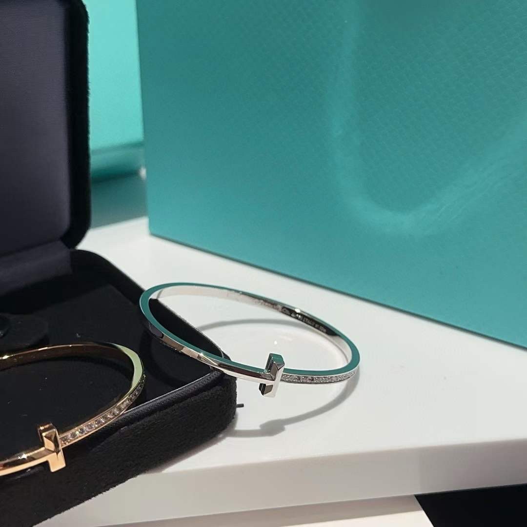蒂芙尼
Tiffany&Co. T1系列 无替可代窄式手镯 

千玺“出色”演绎Tiffany T1，作为T经设典计的新焕之作，T1系延列续品标牌志性的“T”形图案，历开时版3个月，攻各克种工难艺题，我们到做了ZP完美复刻～ 男女款款、情侣款 钛材金料真空加厚电镀