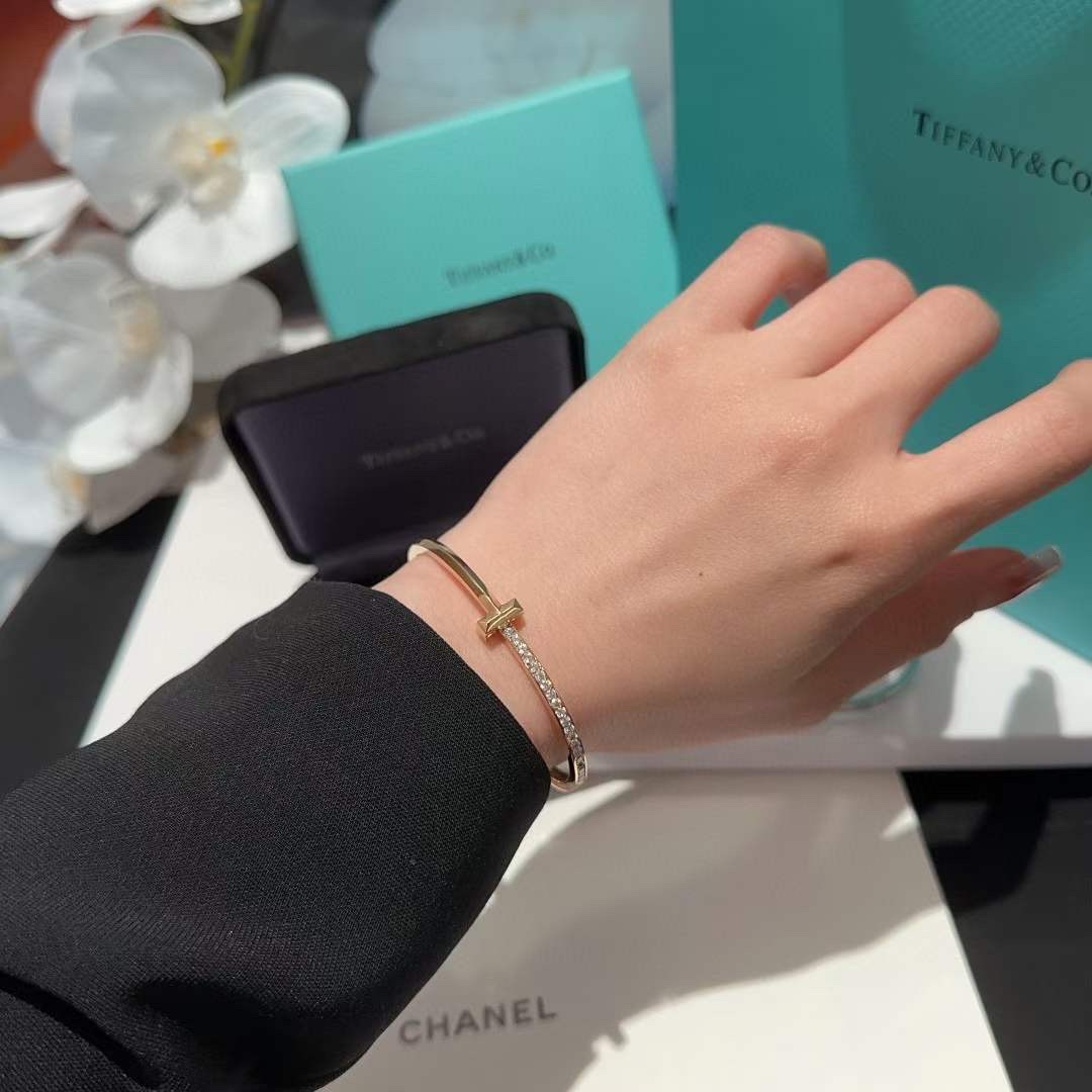 蒂芙尼
Tiffany&Co. T1系列 无替可代窄式手镯 

千玺“出色”演绎Tiffany T1，作为T经设典计的新焕之作，T1系延列续品标牌志性的“T”形图案，历开时版3个月，攻各克种工难艺题，我们到做了ZP完美复刻～ 男女款款、情侣款 钛材金料真空加厚电镀