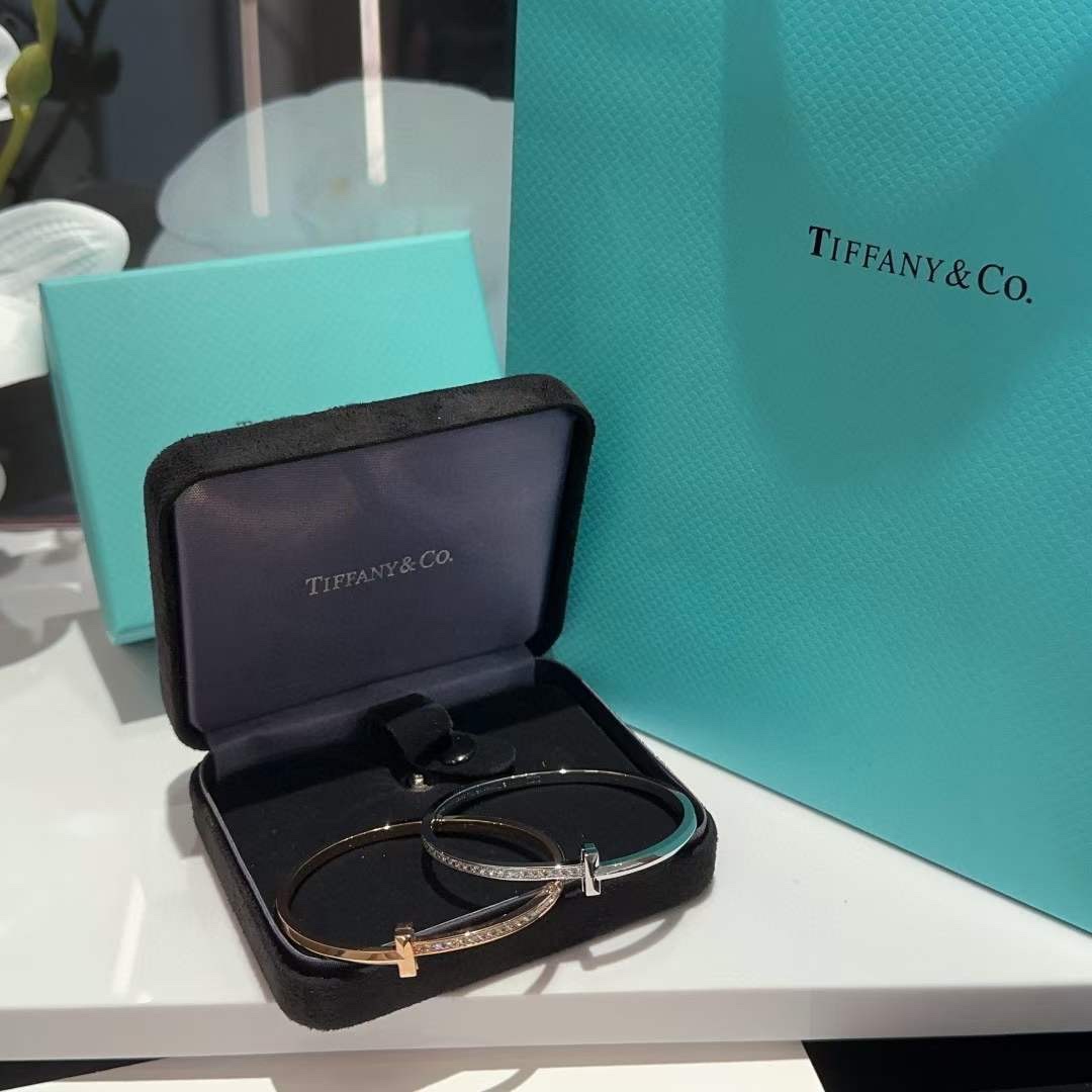 蒂芙尼
Tiffany&Co. T1系列 无替可代窄式手镯 

千玺“出色”演绎Tiffany T1，作为T经设典计的新焕之作，T1系延列续品标牌志性的“T”形图案，历开时版3个月，攻各克种工难艺题，我们到做了ZP完美复刻～ 男女款款、情侣款 钛材金料真空加厚电镀