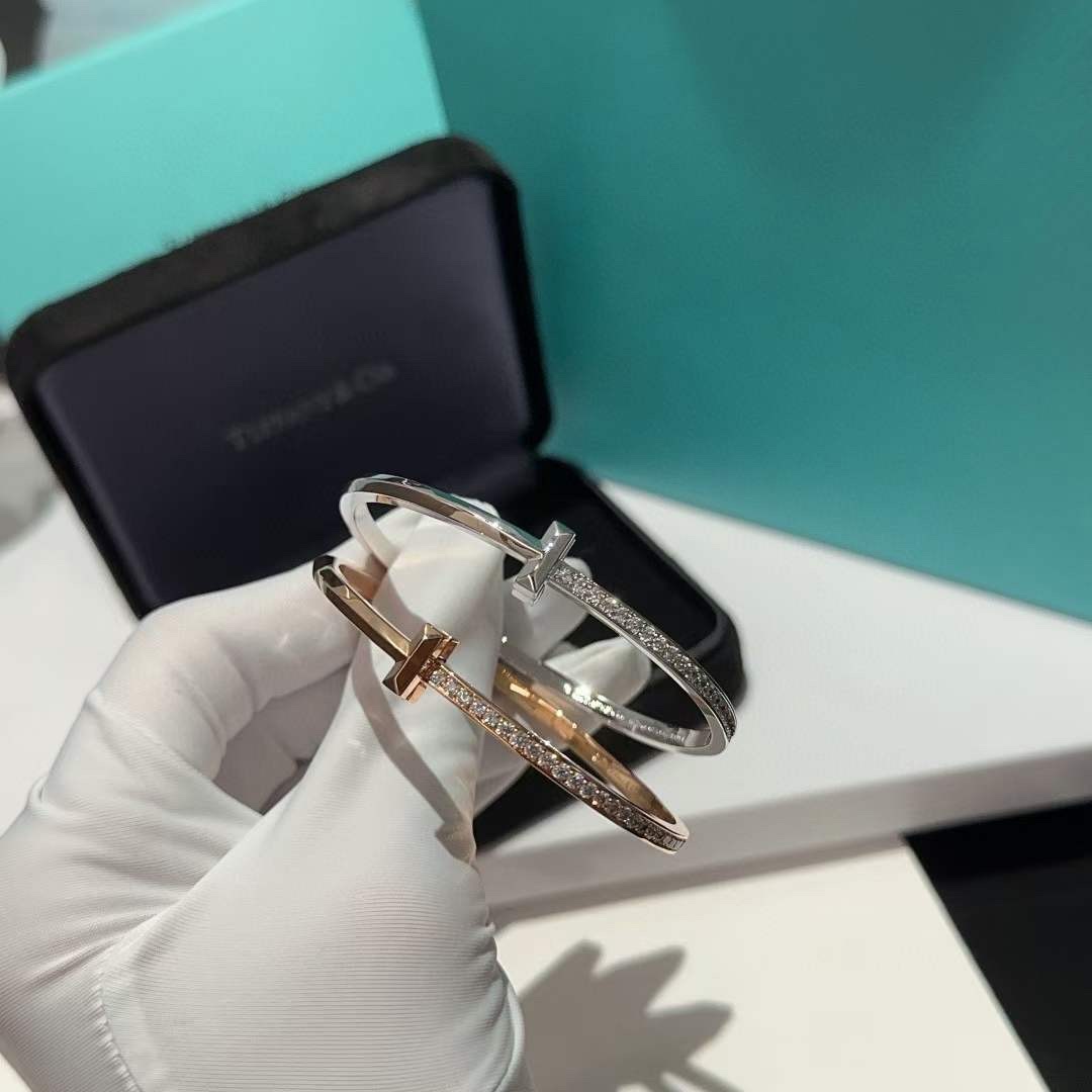 蒂芙尼
Tiffany&Co. T1系列 无替可代窄式手镯 

千玺“出色”演绎Tiffany T1，作为T经设典计的新焕之作，T1系延列续品标牌志性的“T”形图案，历开时版3个月，攻各克种工难艺题，我们到做了ZP完美复刻～ 男女款款、情侣款 钛材金料真空加厚电镀