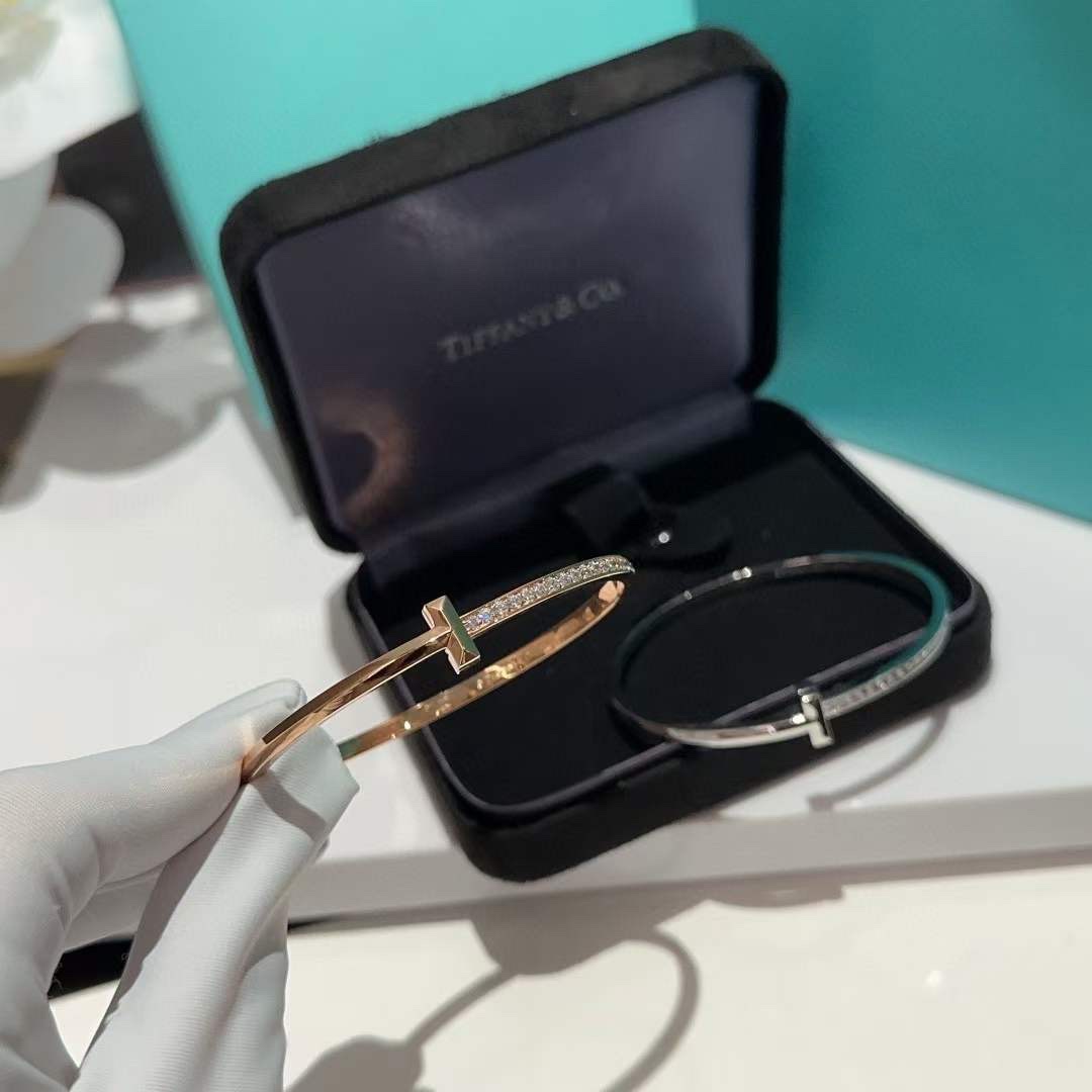 蒂芙尼
Tiffany&Co. T1系列 无替可代窄式手镯 

千玺“出色”演绎Tiffany T1，作为T经设典计的新焕之作，T1系延列续品标牌志性的“T”形图案，历开时版3个月，攻各克种工难艺题，我们到做了ZP完美复刻～ 男女款款、情侣款 钛材金料真空加厚电镀