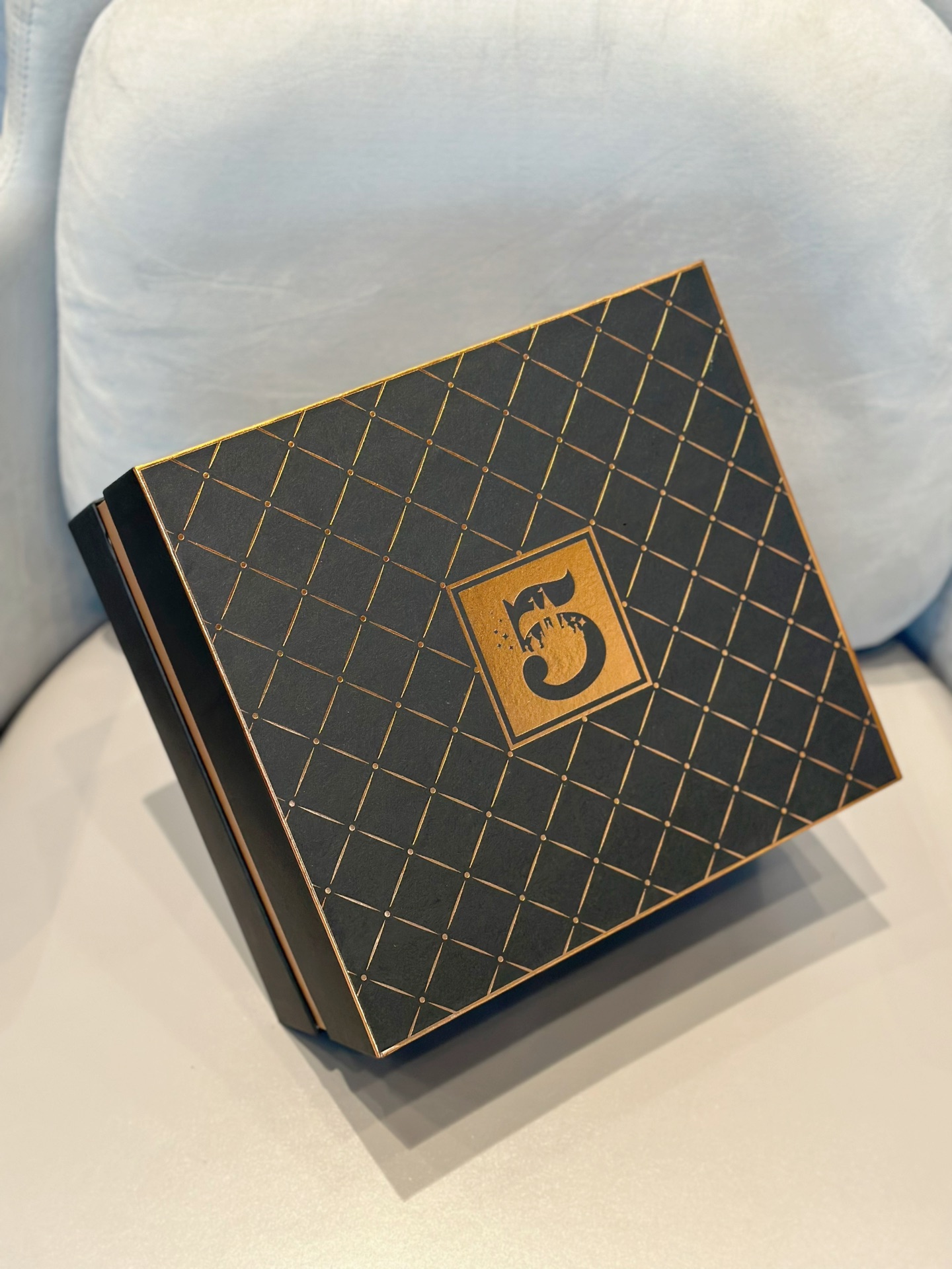 NO:809148,Disney Scented Candle Set 5th Anniversary Black Gold Commemorative Edition How can you miss it? Open it and you will be filled with the fragrance of juicy oranges. A life good thing that enhances happiness, car fragrance, home fragrance, candle19860909迪士尼香薰蜡烛套装 5周年黑金纪念版怎能错过 打开来满面爆汁橘子的香味 一份提升幸福感的生活好物,车载香薰.居家香氛.蜡烛,accessory