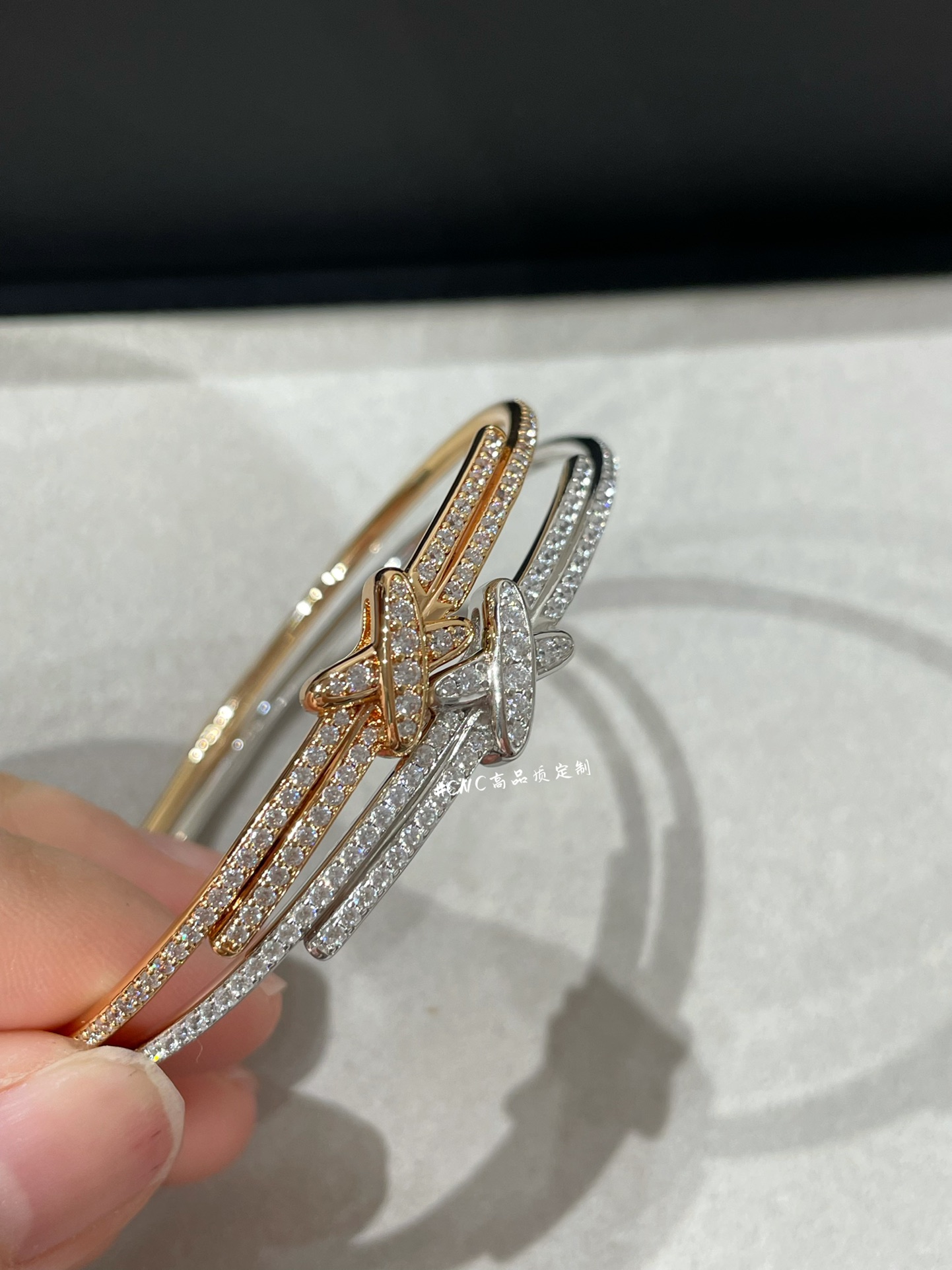 Jeux de Lines欢缘，再拍一组满钻交叉手镯🤩卖了很多啦！两色 玫瑰金/白金❗️