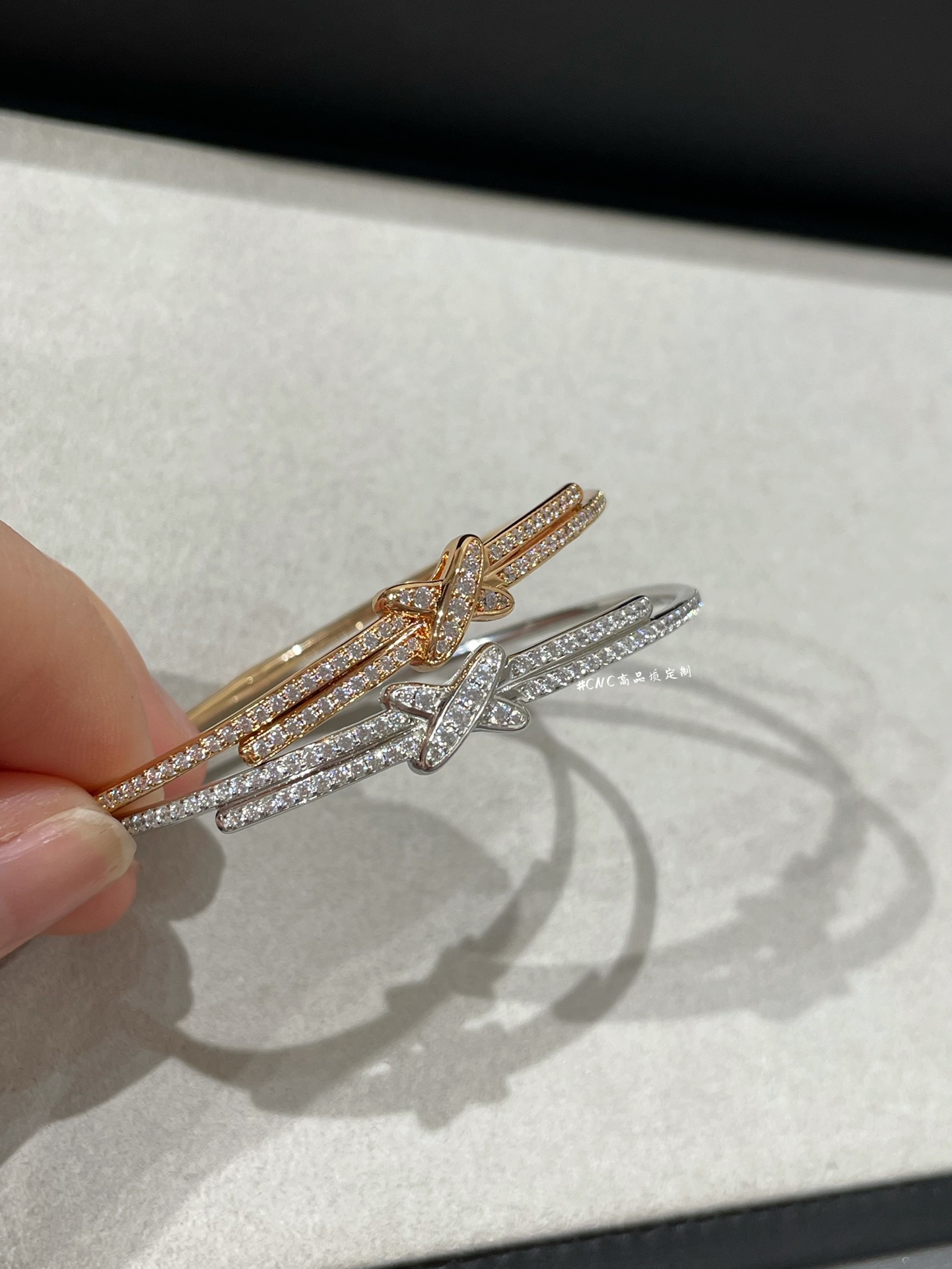 Jeux de Lines欢缘，再拍一组满钻交叉手镯🤩卖了很多啦！两色 玫瑰金/白金❗️