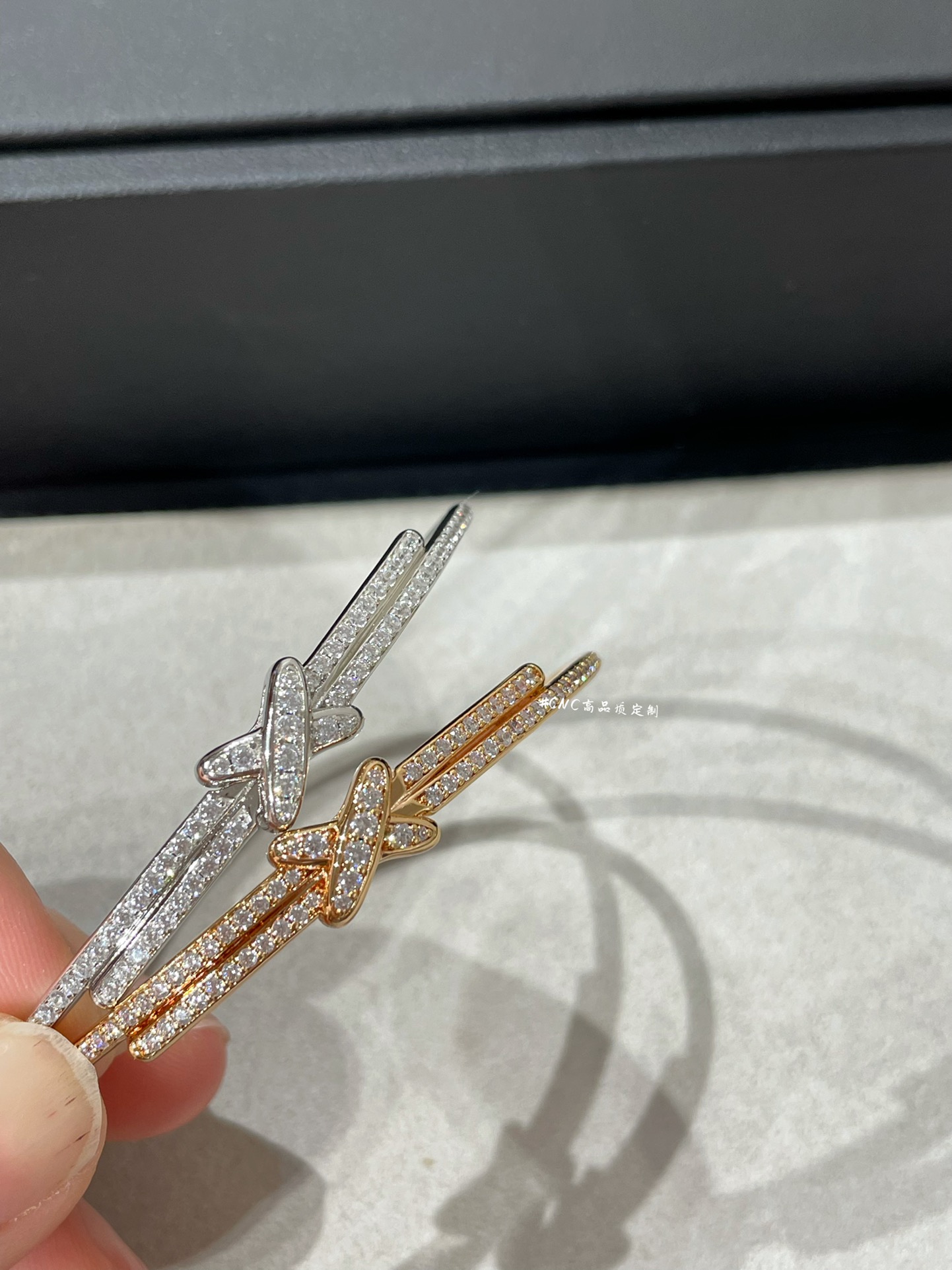 Jeux de Lines欢缘，再拍一组满钻交叉手镯🤩卖了很多啦！两色 玫瑰金/白金❗️