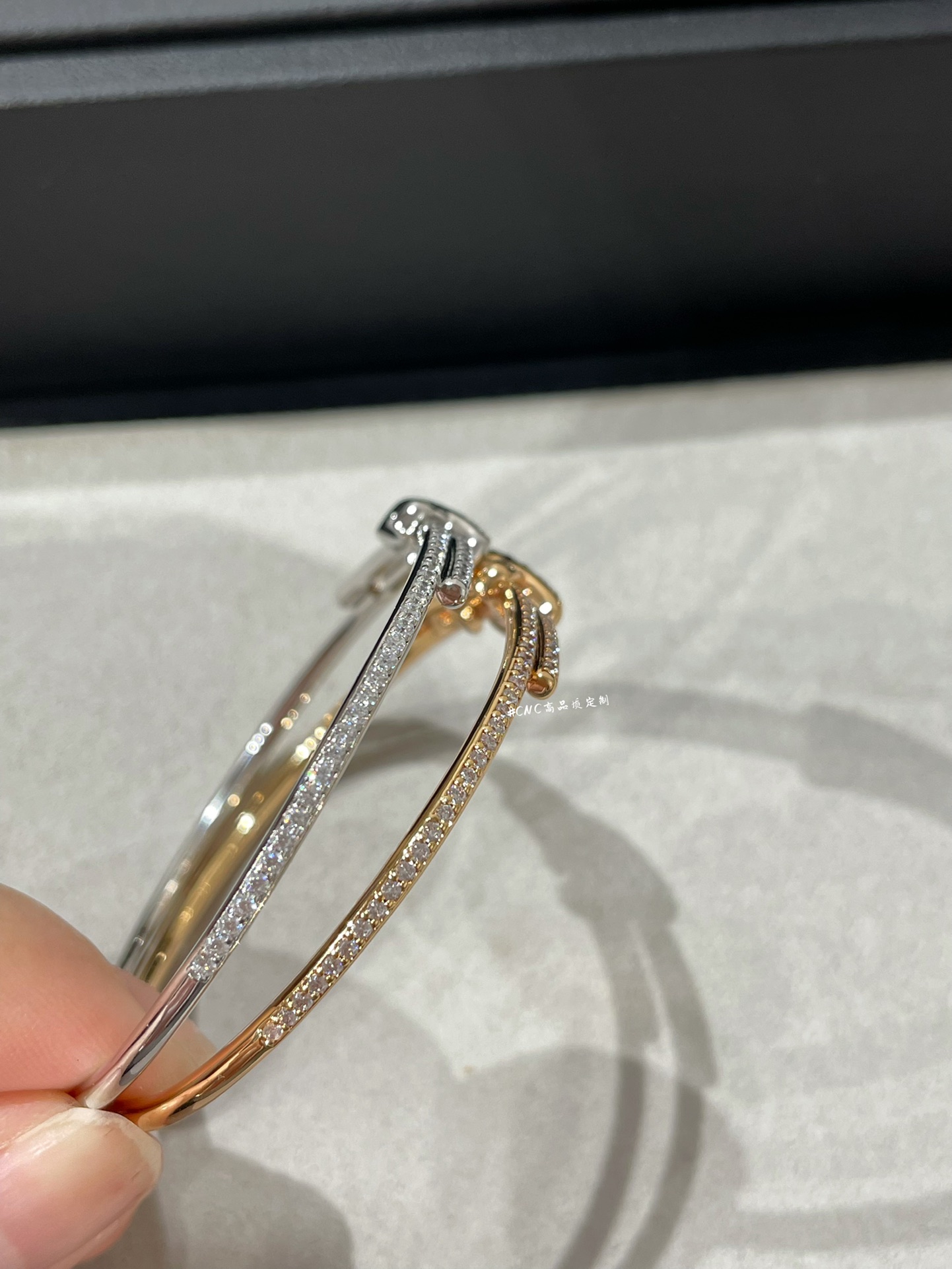 Jeux de Lines欢缘，再拍一组满钻交叉手镯🤩卖了很多啦！两色 玫瑰金/白金❗️