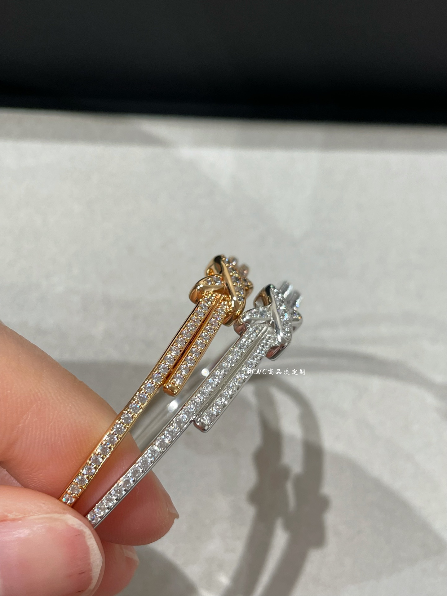 Jeux de Lines欢缘，再拍一组满钻交叉手镯🤩卖了很多啦！两色 玫瑰金/白金❗️