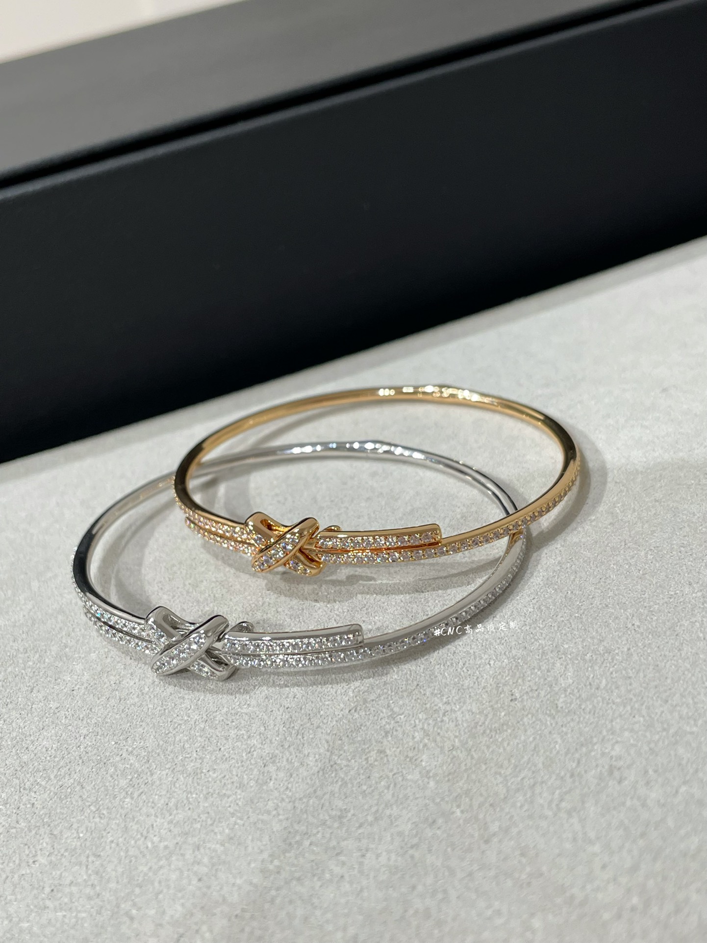 Jeux de Lines欢缘，再拍一组满钻交叉手镯🤩卖了很多啦！两色 玫瑰金/白金❗️
