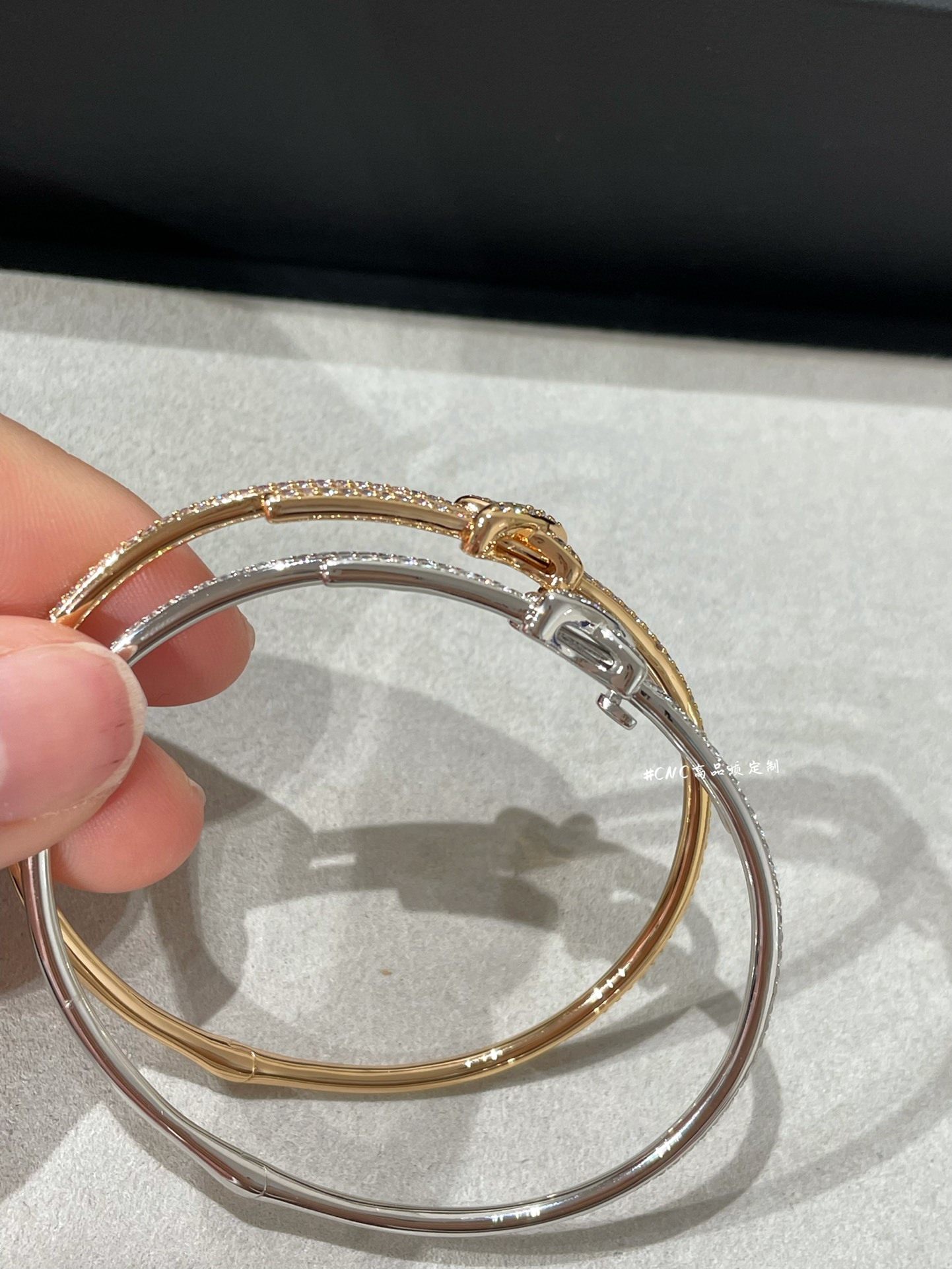 Jeux de Lines欢缘，再拍一组满钻交叉手镯🤩卖了很多啦！两色 玫瑰金/白金❗️