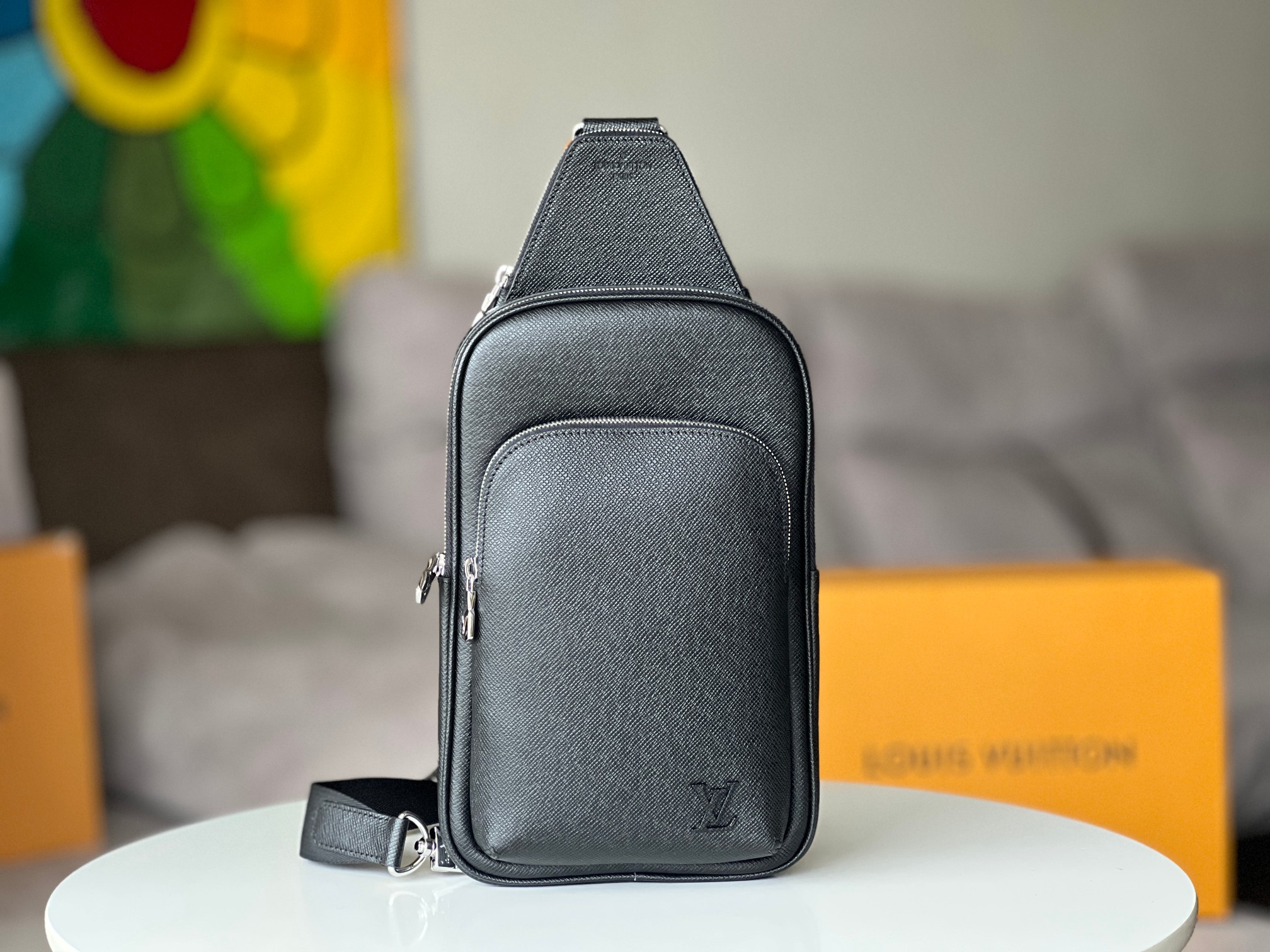 NO:200873,Original [M30863 Black Cross] This Avenue shoulder bag is made of Taga cowhide leather, with a small zipper bag on the top, which reinterprets the classic Louis Vuitton design. The adjustable shoulder strap is convenient for left and right, and the canvas shoulder strap and lining adhere to the concept of sustainability. Taga cowhide, cowhide, fabric lining, front square metal piece, main compartment, zipper front pocket, small zipper bag on the top, and shoulder strap is not removable and adjustable!  !  Size: 20x31x7CM, LV [top original list], louis vuitton, louis vuitton, shoulder bags, cowhide19860909原单【M30863黑色十字纹】本款 Avenue 单肩包取材 Taga 牛皮革,顶部配有小号拉链袋,重绎路易威登的经典设计.可调节肩带方便左右固定,帆布肩带及内衬秉承可持续理念.Taga 牛皮革一牛皮革饰边一织物内衬一正面方形金属件一主隔层一拉链前袋一顶部小号拉链袋一肩带不可拆卸,可调节！！尺寸:20x31x7CM,LV【顶级原单】,louis vuitton,louis vuitton,shoulder bags,cowhide,Bag