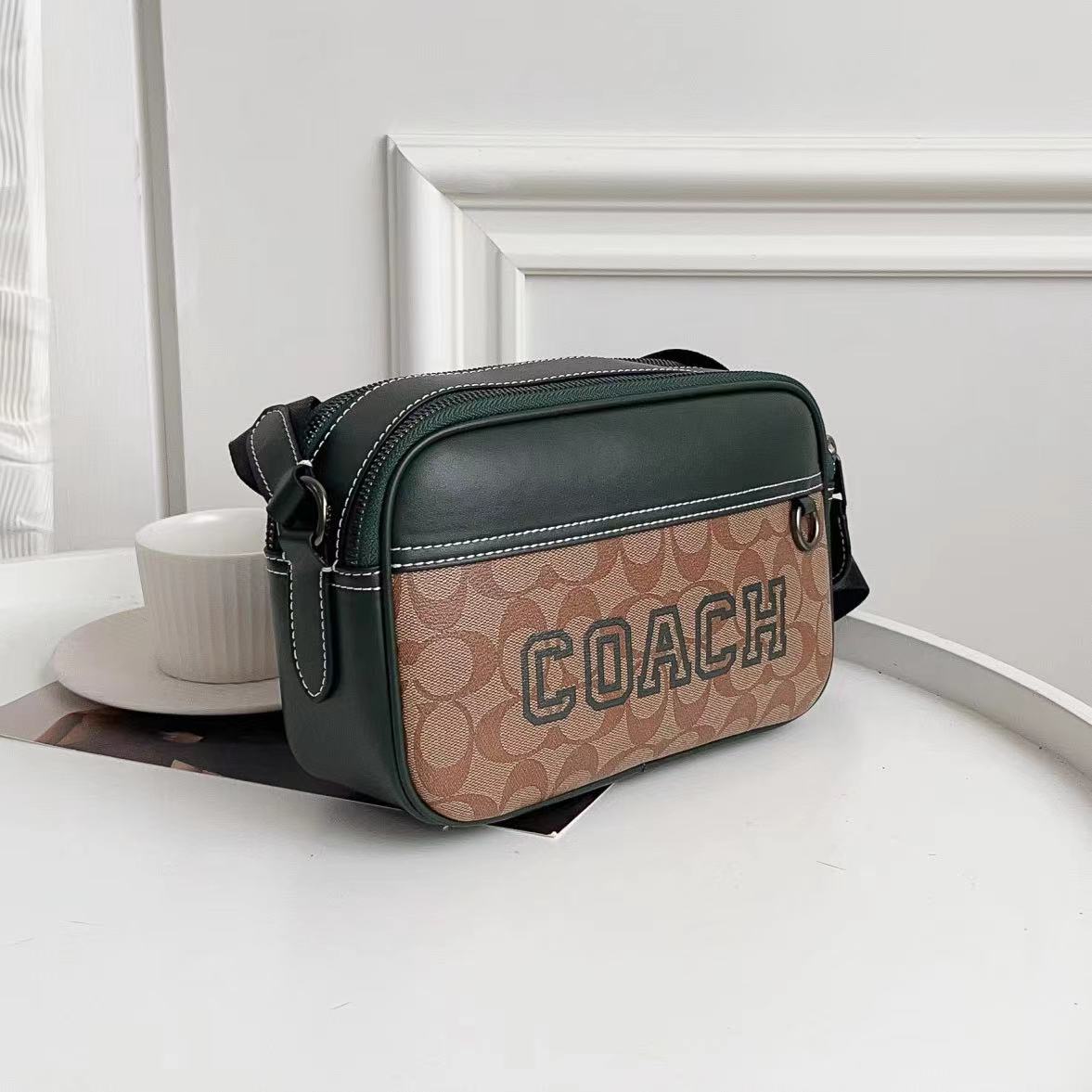 Coach C家 CE638 VARSITY图案GRAHAM斜挎包 双拉链相机包，款式 22x15x6cm