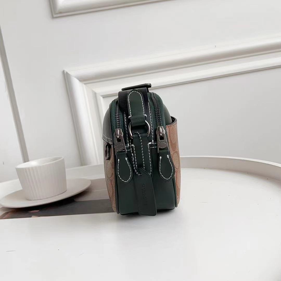 Coach C家 CE638 VARSITY图案GRAHAM斜挎包 双拉链相机包，款式 22x15x6cm