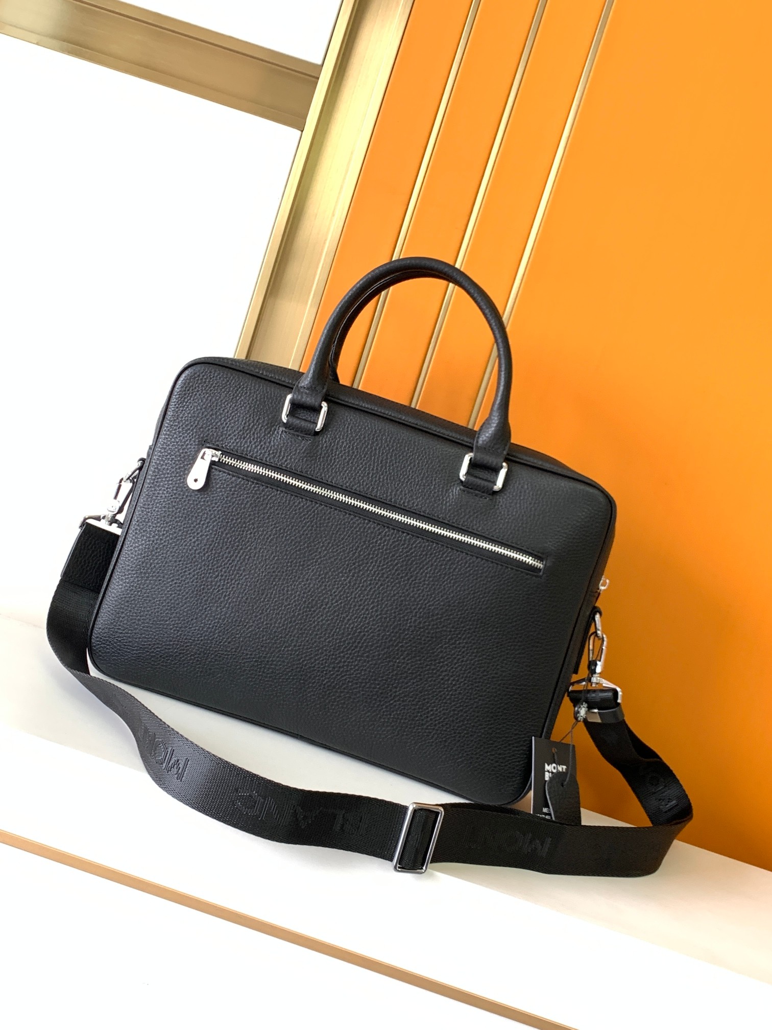 Montblanc 公文包型号：7025-1# 货万宝龙意大利自然摔小牛皮 手感 柔软细腻 采用隔层全皮设计
