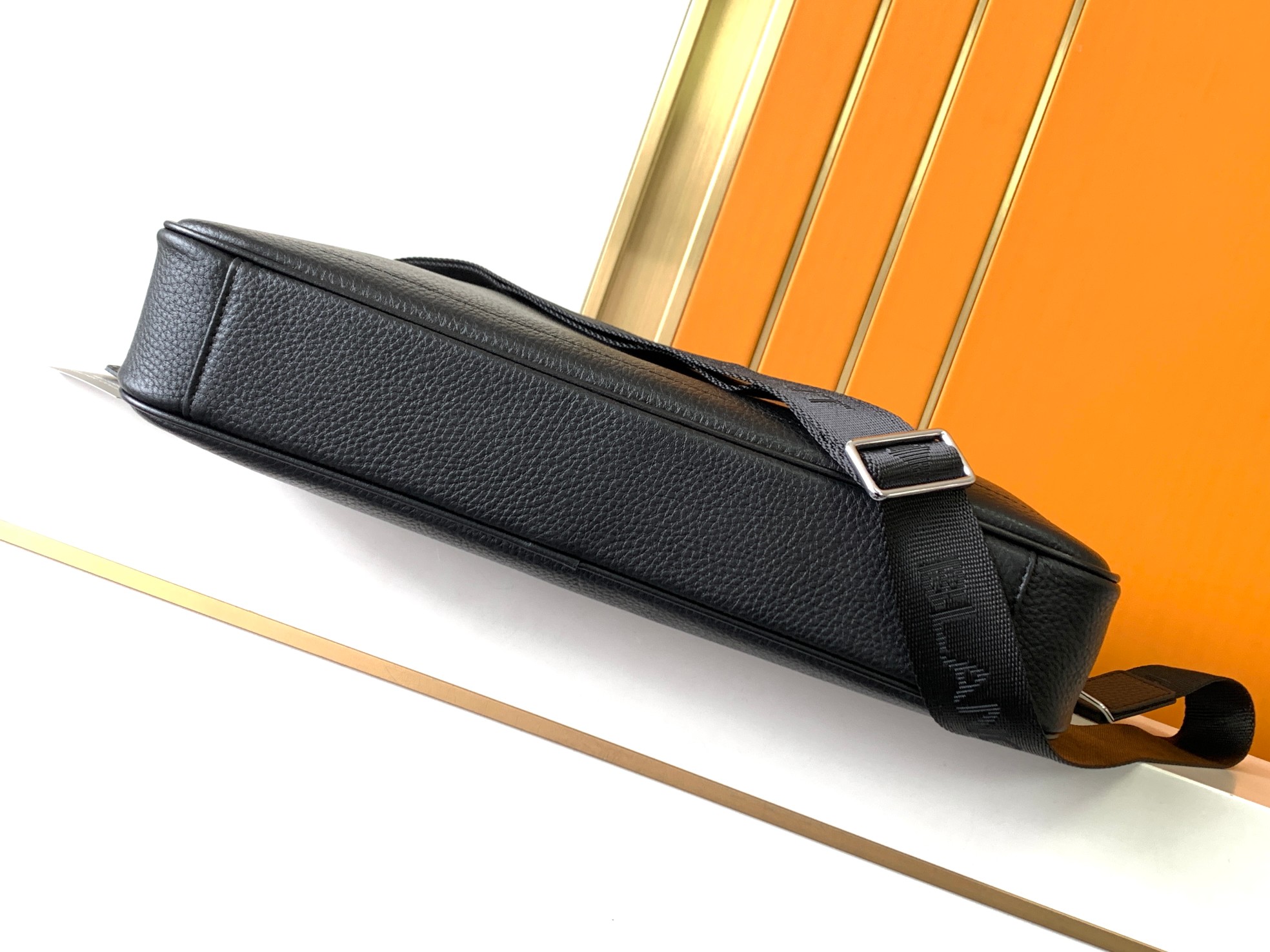 Montblanc 公文包型号：7025-1# 货万宝龙意大利自然摔小牛皮 手感 柔软细腻 采用隔层全皮设计