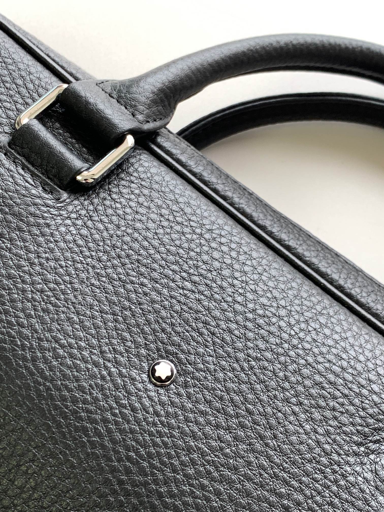 Montblanc 公文包型号：7025-1# 货万宝龙意大利自然摔小牛皮 手感 柔软细腻 采用隔层全皮设计