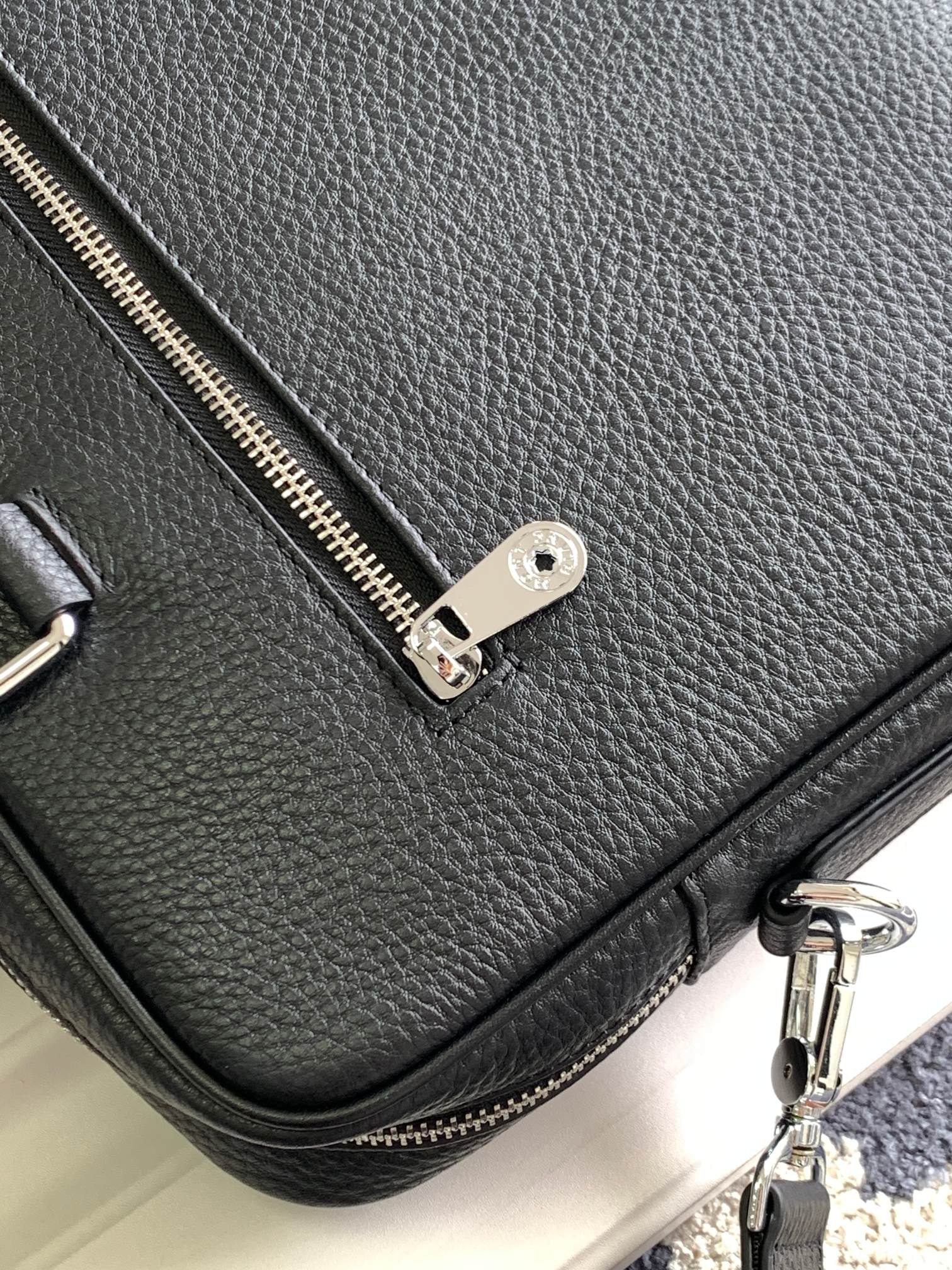 Montblanc 公文包型号：7025-1# 货万宝龙意大利自然摔小牛皮 手感 柔软细腻 采用隔层全皮设计