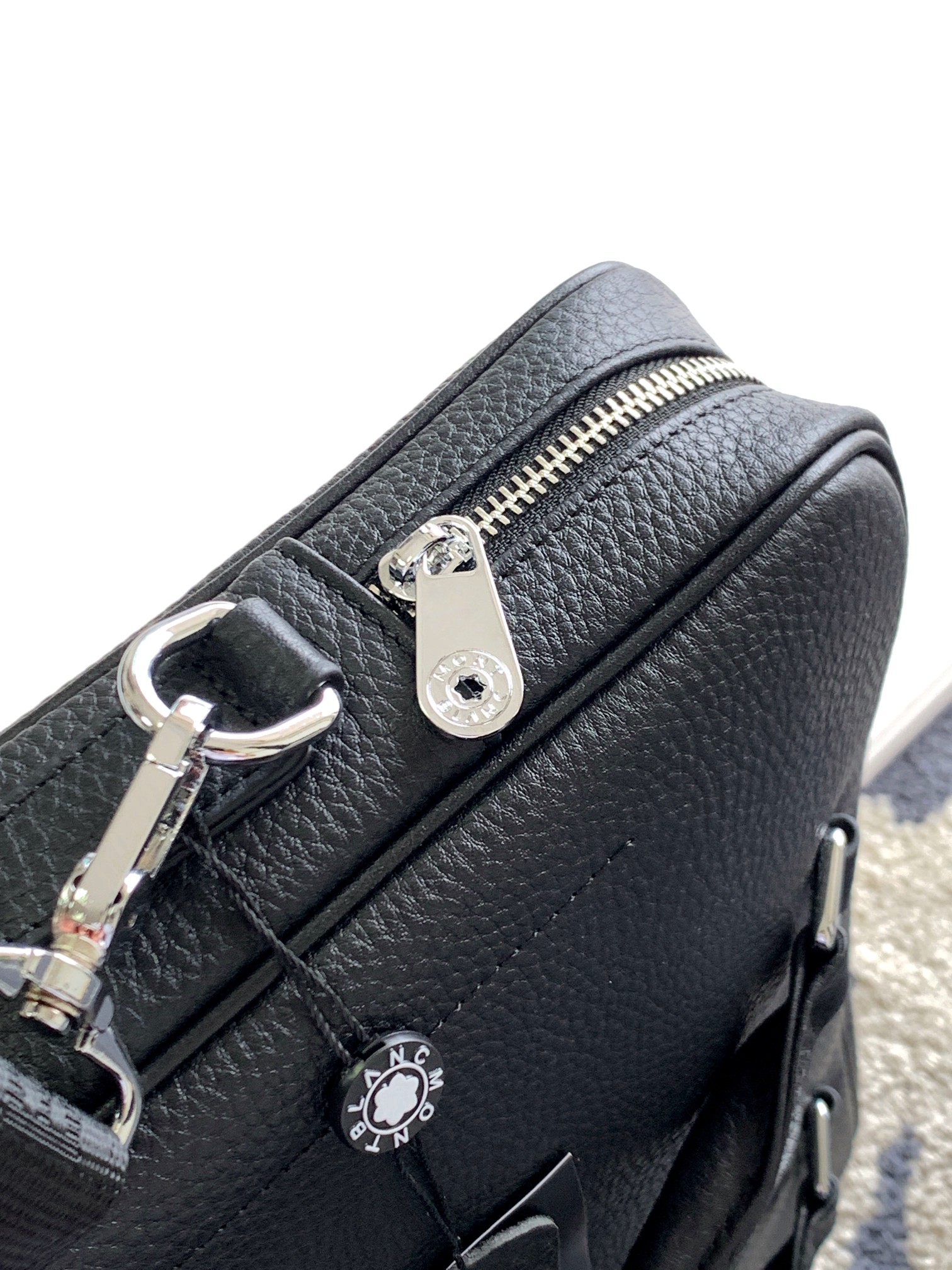 Montblanc 公文包型号：7025-1# 货万宝龙意大利自然摔小牛皮 手感 柔软细腻 采用隔层全皮设计