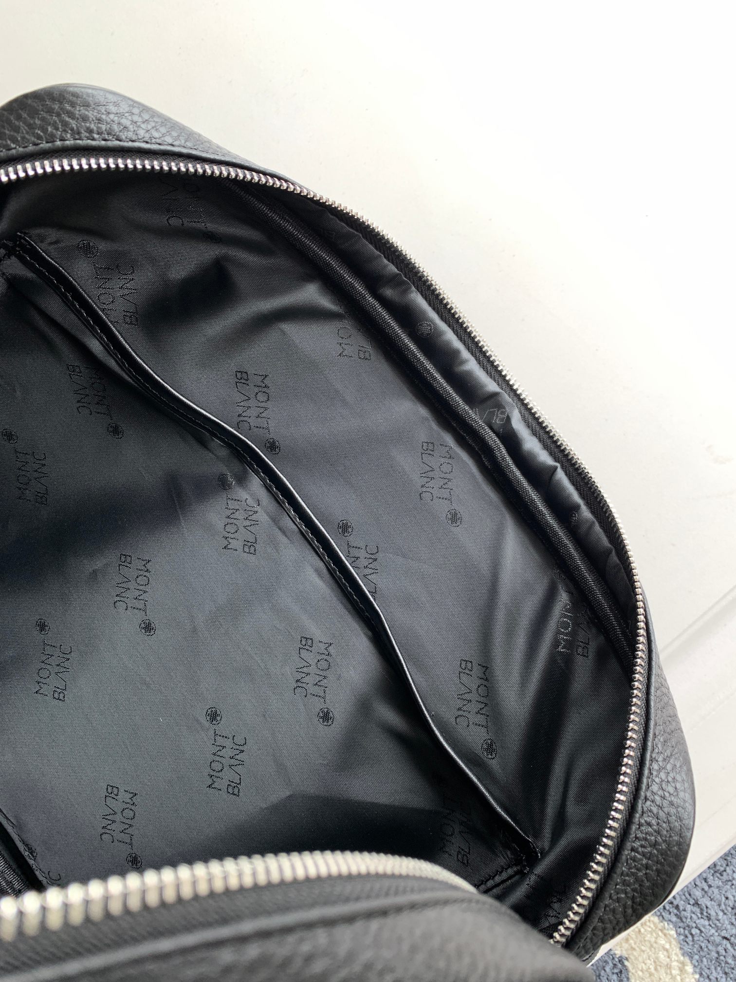 Montblanc 公文包型号：7025-1# 货万宝龙意大利自然摔小牛皮 手感 柔软细腻 采用隔层全皮设计
