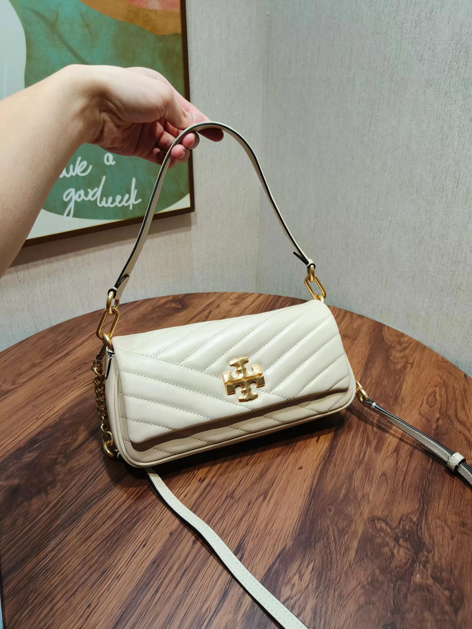 Tory Burch ～编号941新款 Kira 肩背包 版型轻薄 适于夹在腋下 精选人字纹绗缝皮革打造
