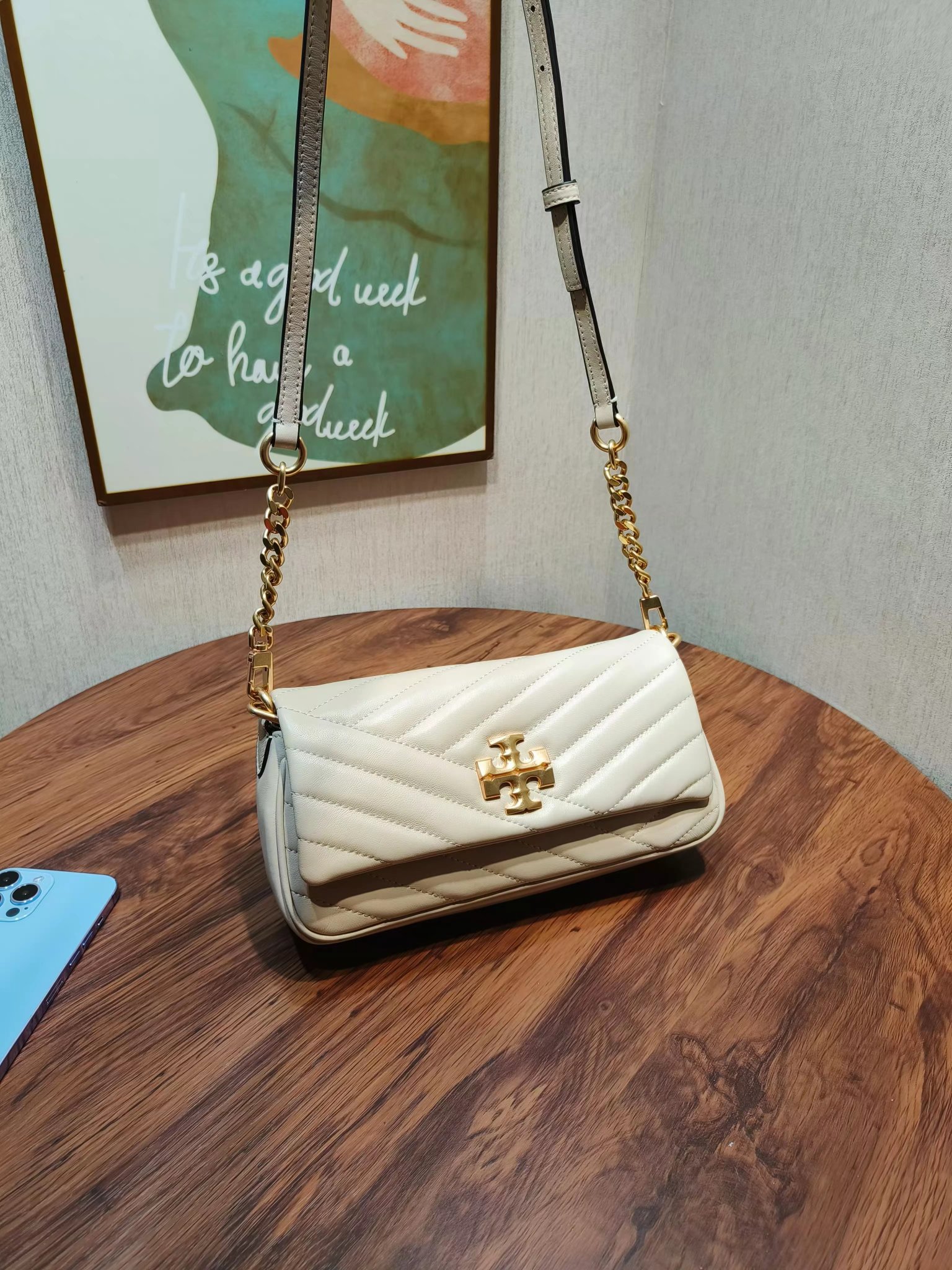 Tory Burch ～编号941新款 Kira 肩背包 版型轻薄 适于夹在腋下 精选人字纹绗缝皮革打造