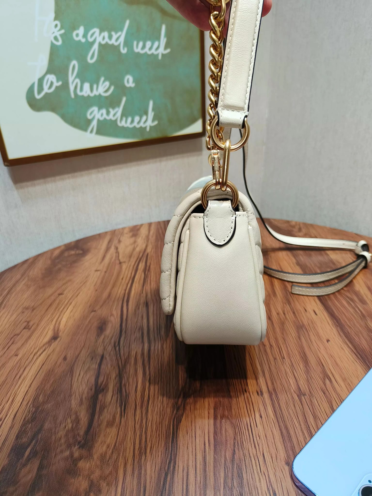 Tory Burch ～编号941新款 Kira 肩背包 版型轻薄 适于夹在腋下 精选人字纹绗缝皮革打造