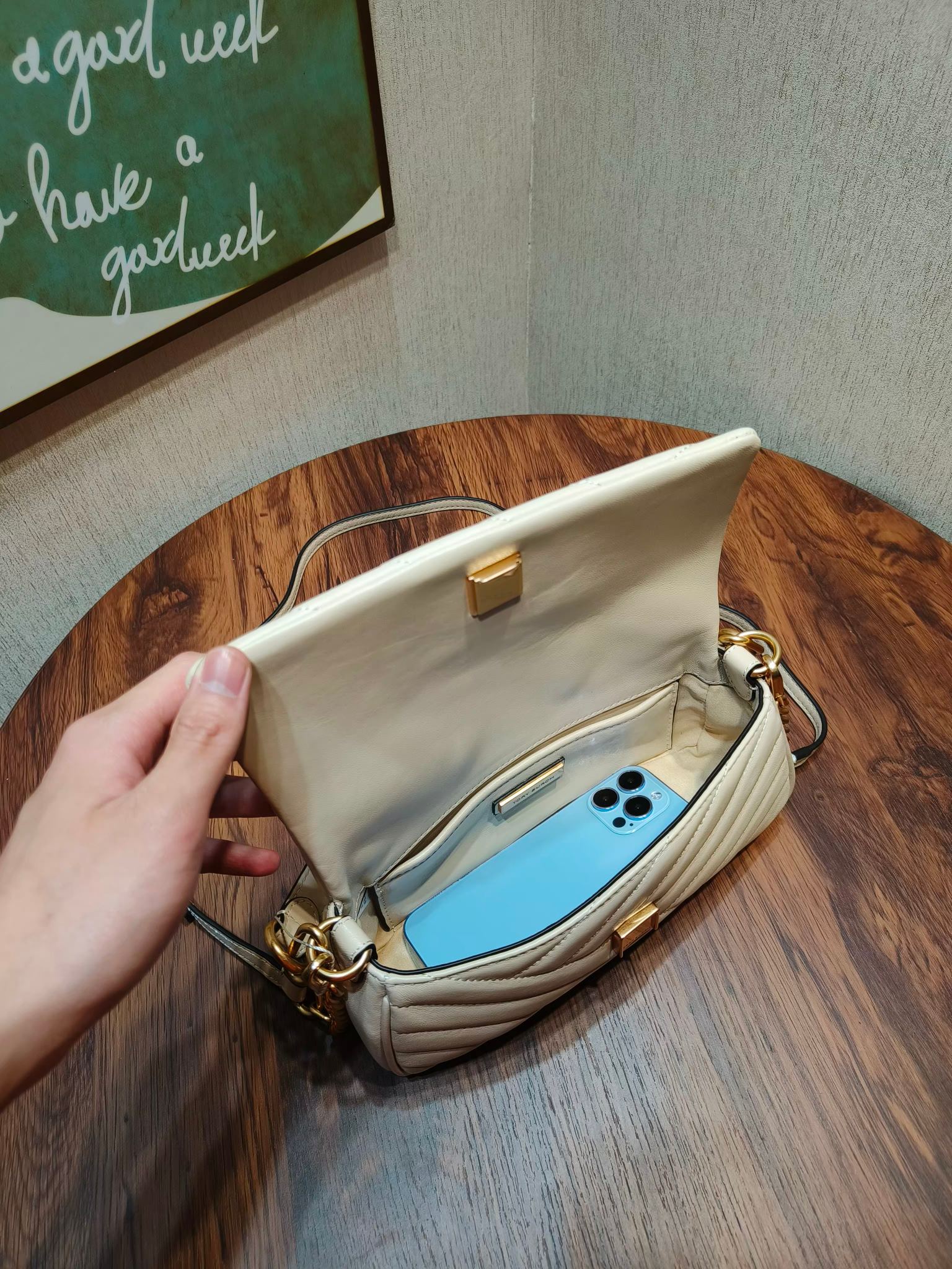 Tory Burch ～编号941新款 Kira 肩背包 版型轻薄 适于夹在腋下 精选人字纹绗缝皮革打造