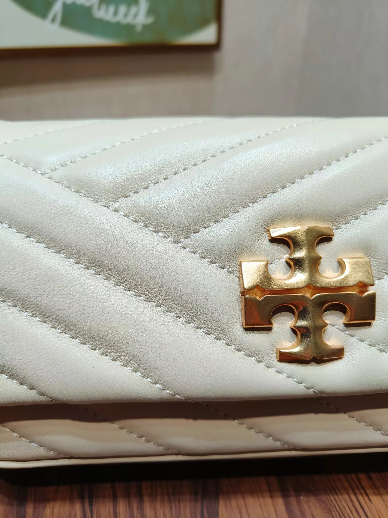 Tory Burch ～编号941新款 Kira 肩背包 版型轻薄 适于夹在腋下 精选人字纹绗缝皮革打造