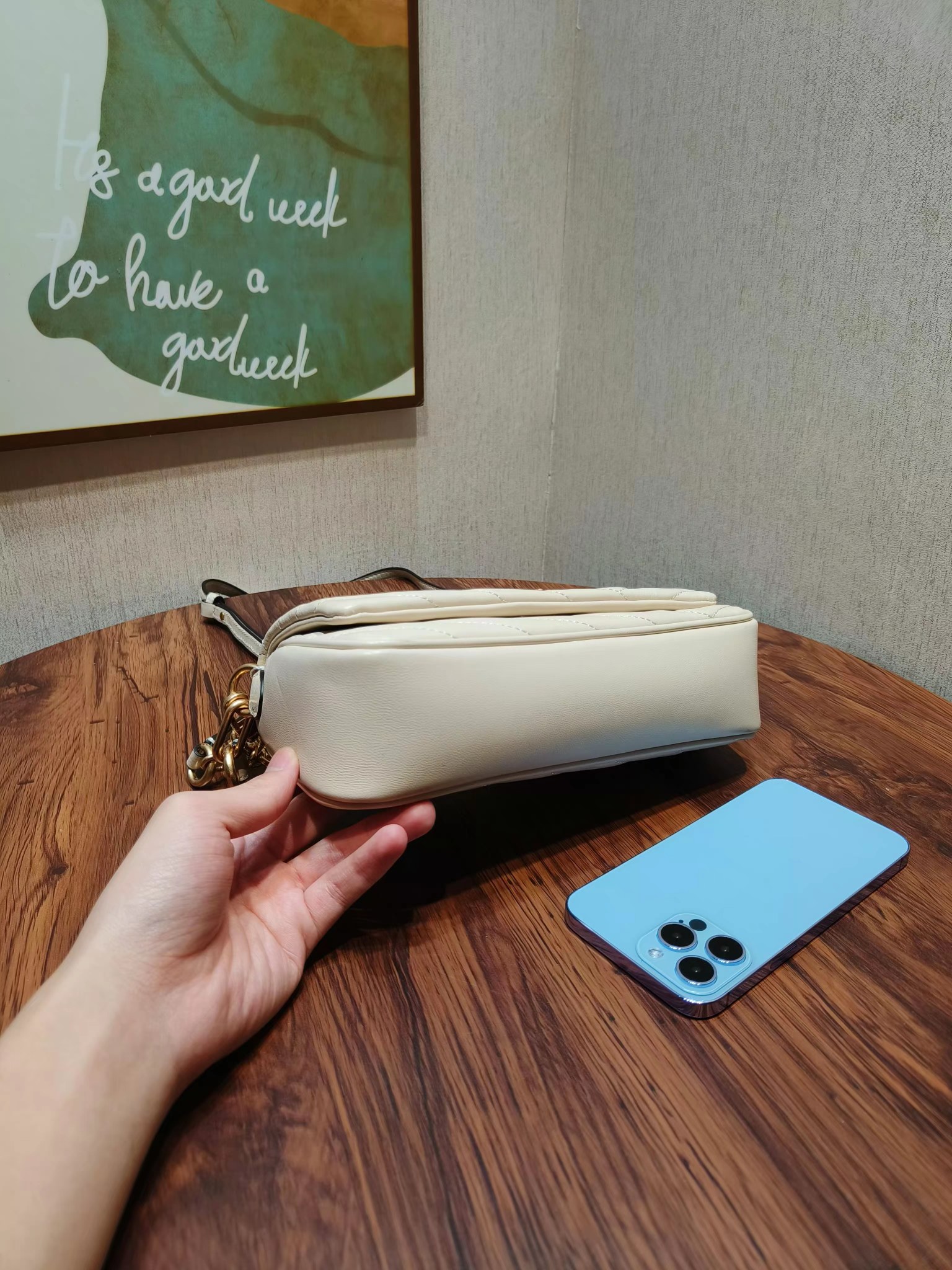 Tory Burch ～编号941新款 Kira 肩背包 版型轻薄 适于夹在腋下 精选人字纹绗缝皮革打造