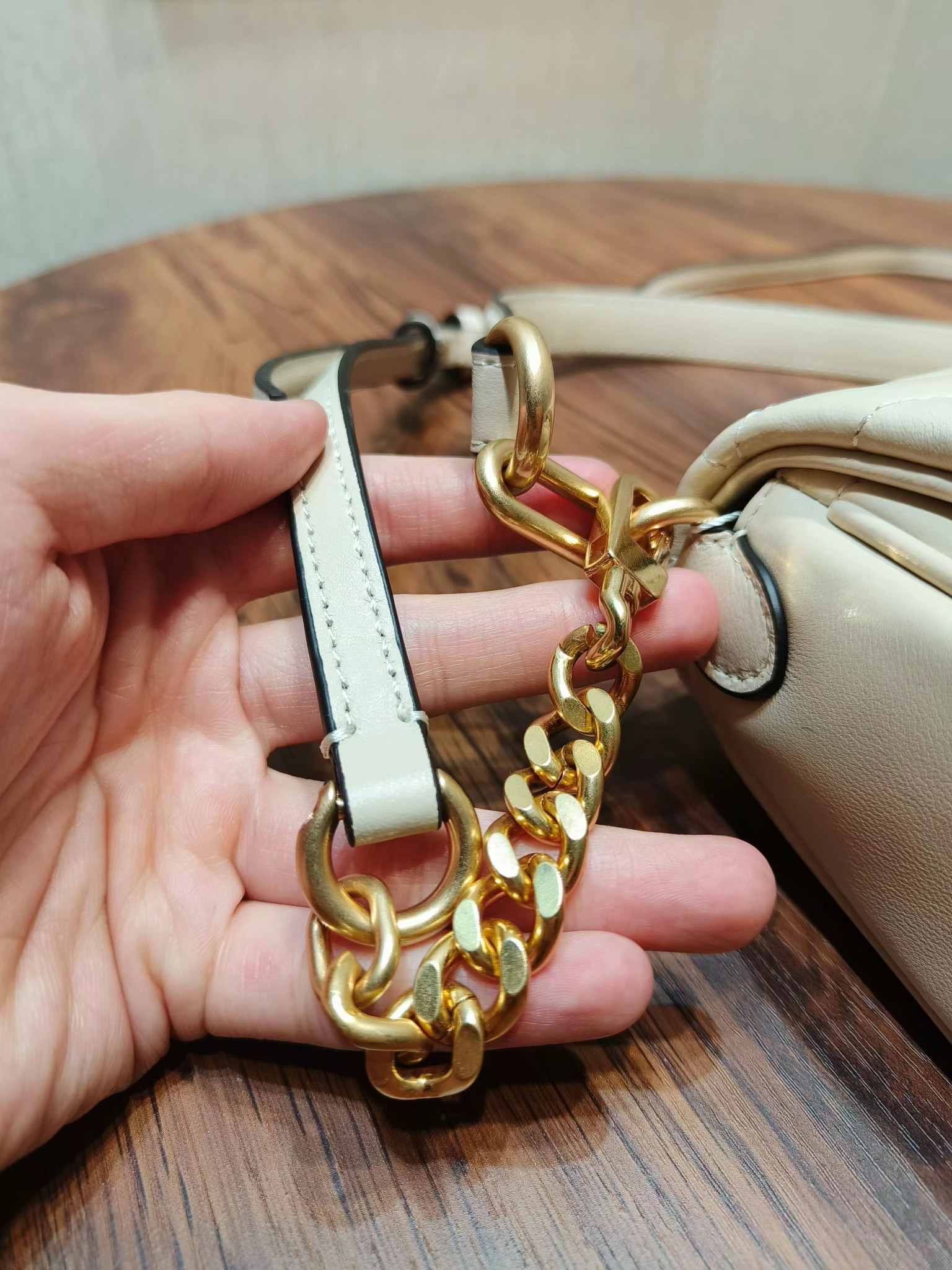Tory Burch ～编号941新款 Kira 肩背包 版型轻薄 适于夹在腋下 精选人字纹绗缝皮革打造