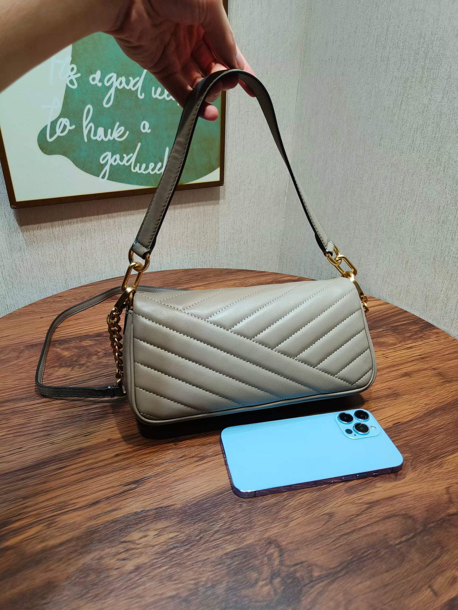 Tory Burch ～编号941新款 Kira 肩背包 版型轻薄 适于夹在腋下 精选人字纹绗缝皮革打造
