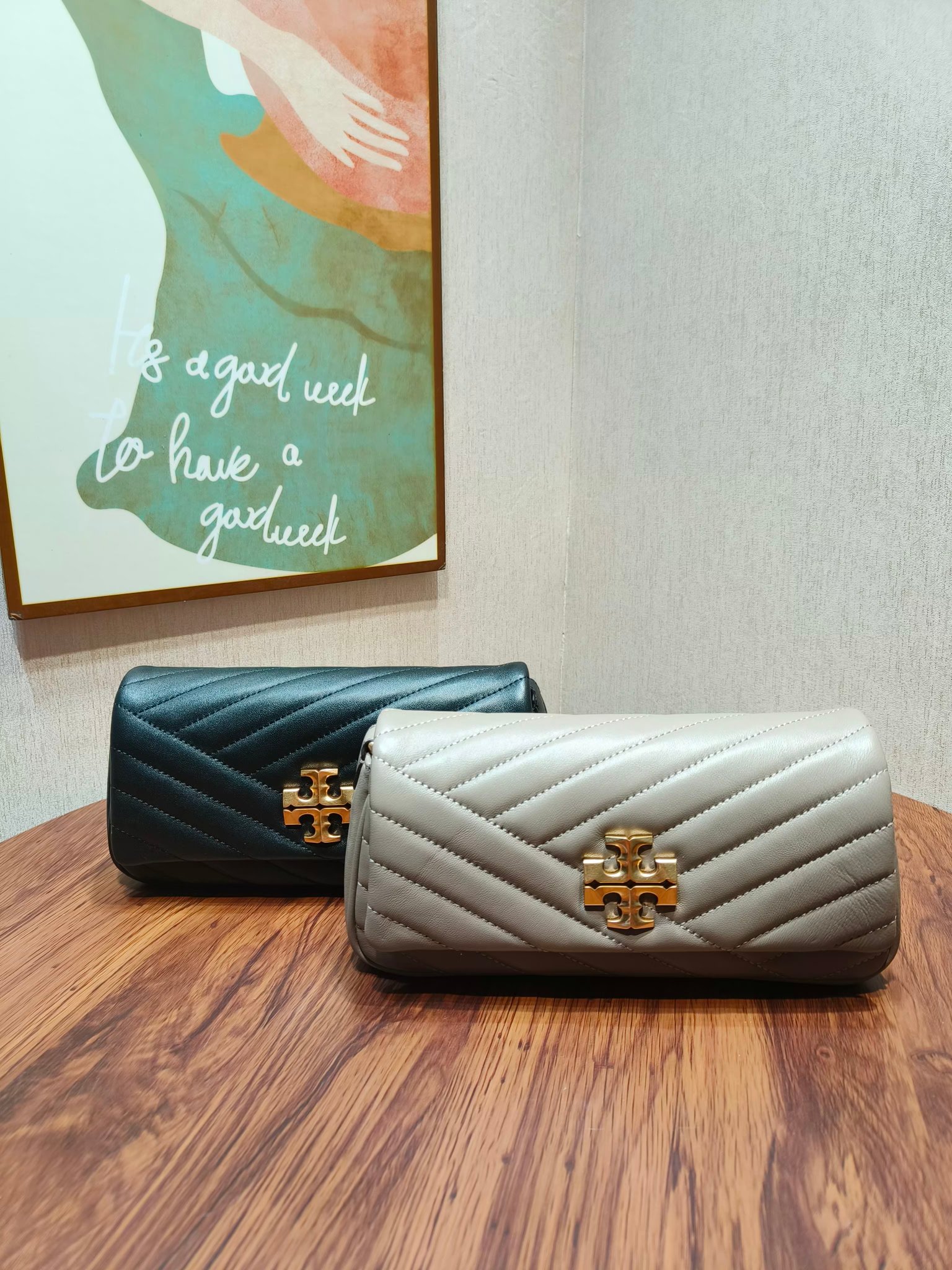 Tory Burch ～编号941新款 Kira 肩背包 版型轻薄 适于夹在腋下 精选人字纹绗缝皮革打造