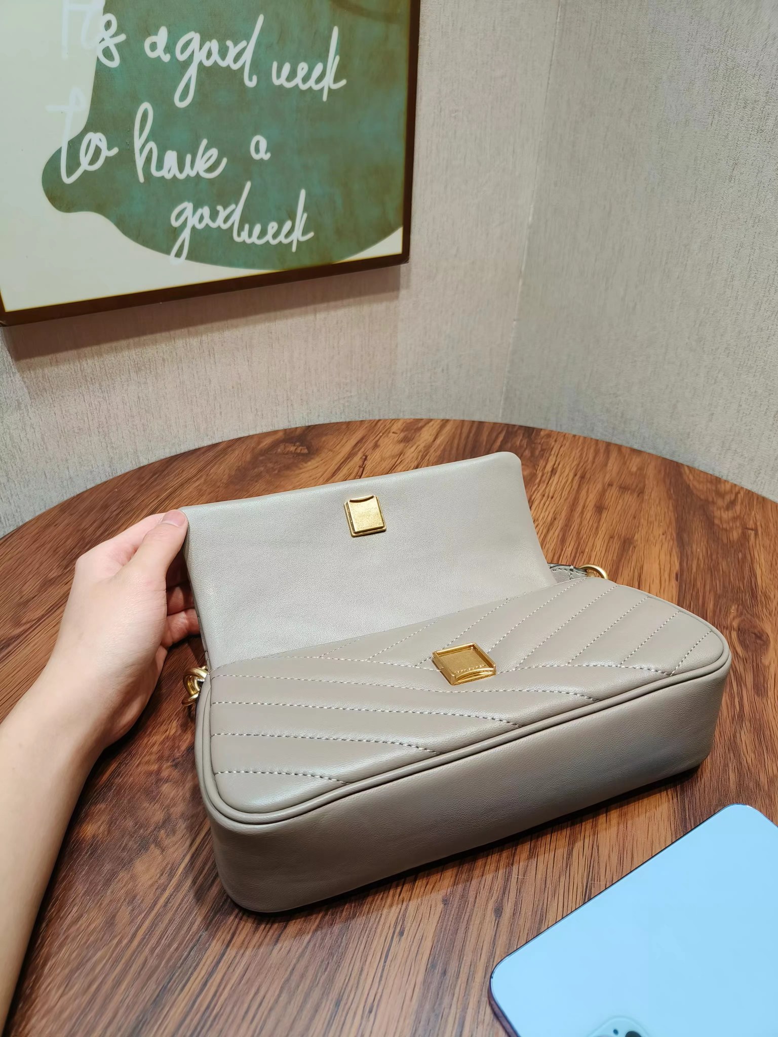 Tory Burch ～编号941新款 Kira 肩背包 版型轻薄 适于夹在腋下 精选人字纹绗缝皮革打造