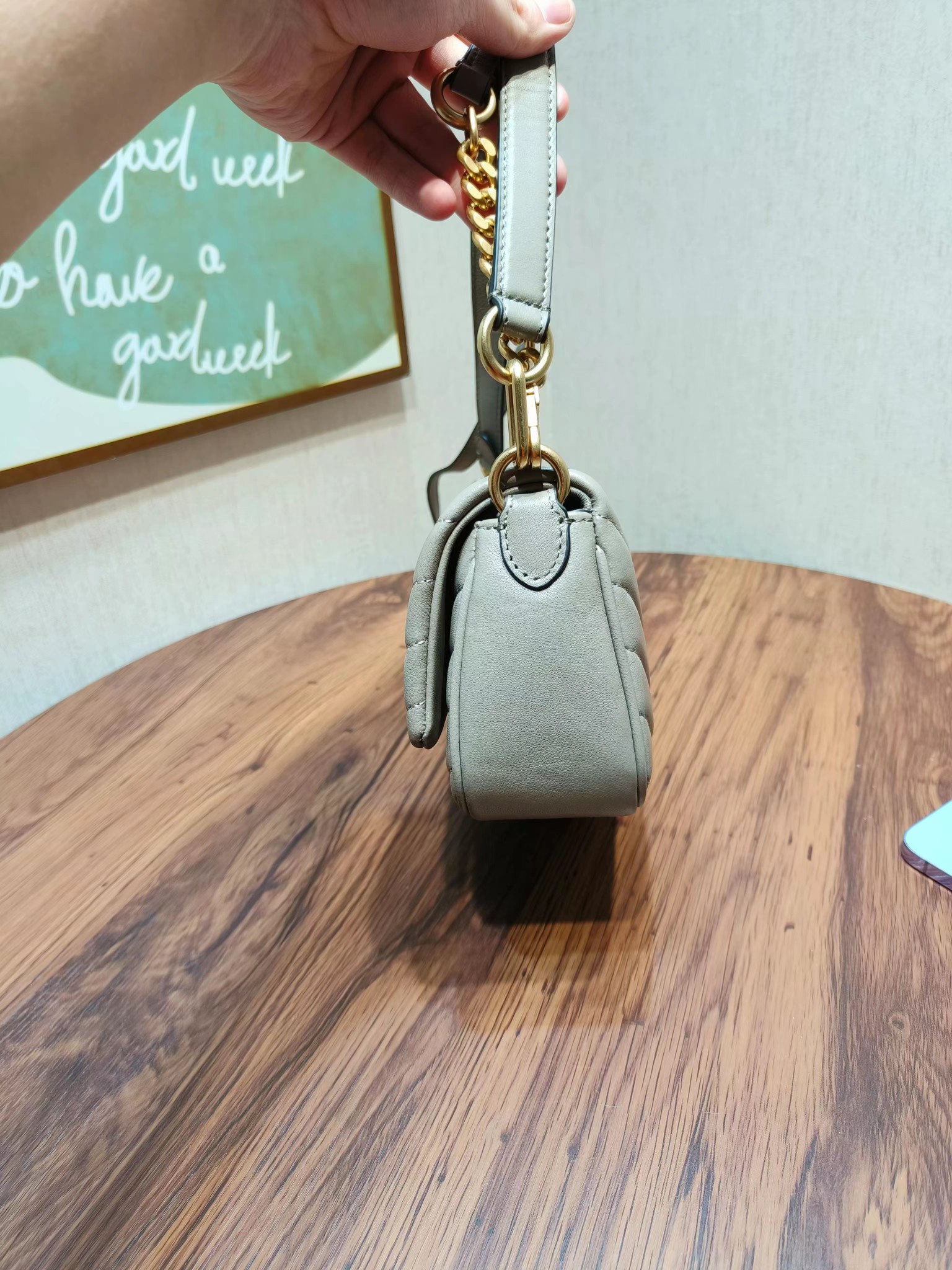Tory Burch ～编号941新款 Kira 肩背包 版型轻薄 适于夹在腋下 精选人字纹绗缝皮革打造