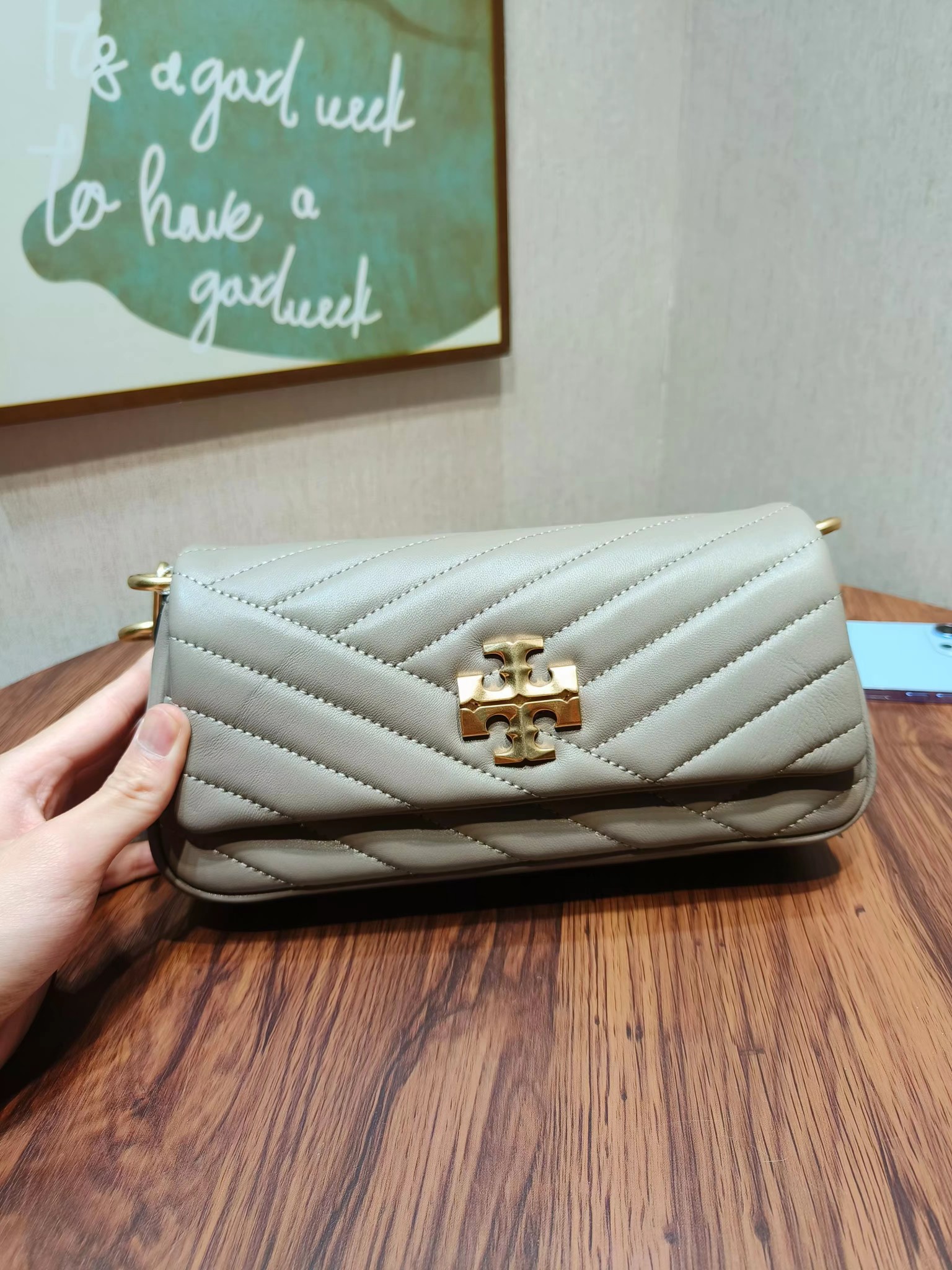 Tory Burch ～编号941新款 Kira 肩背包 版型轻薄 适于夹在腋下 精选人字纹绗缝皮革打造