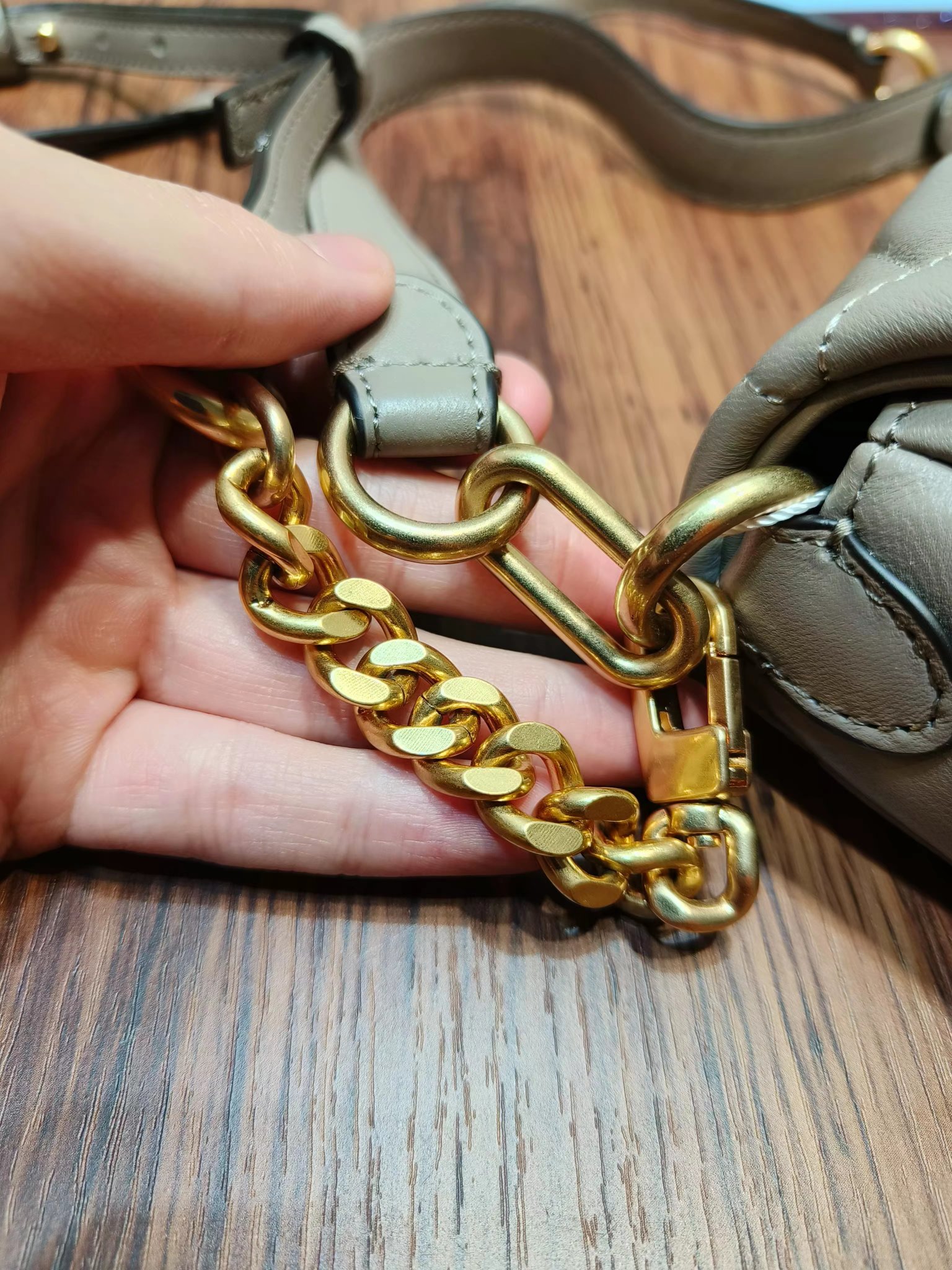 Tory Burch ～编号941新款 Kira 肩背包 版型轻薄 适于夹在腋下 精选人字纹绗缝皮革打造