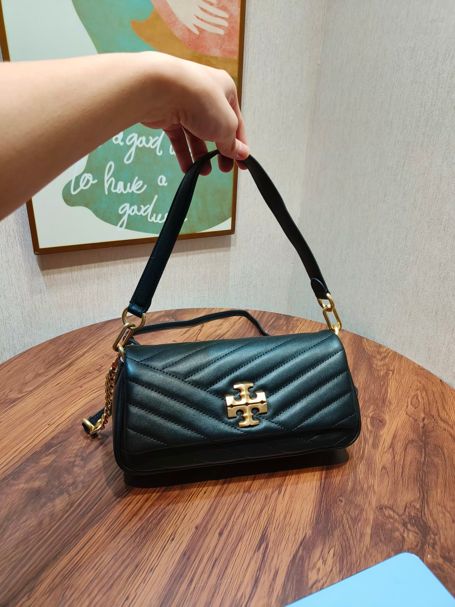 Tory Burch ～编号941新款 Kira 肩背包 版型轻薄 适于夹在腋下 精选人字纹绗缝皮革打造