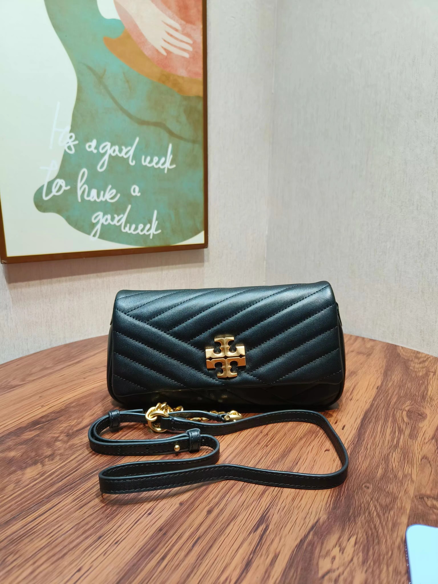 Tory Burch ～编号941新款 Kira 肩背包 版型轻薄 适于夹在腋下 精选人字纹绗缝皮革打造