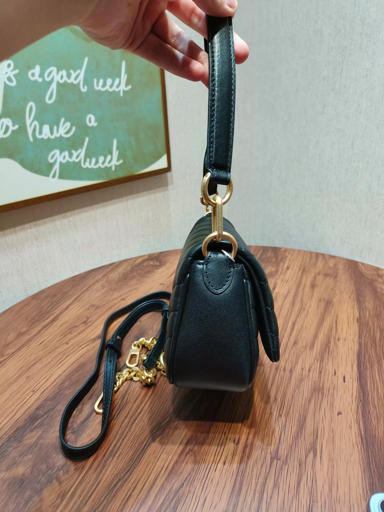 Tory Burch ～编号941新款 Kira 肩背包 版型轻薄 适于夹在腋下 精选人字纹绗缝皮革打造