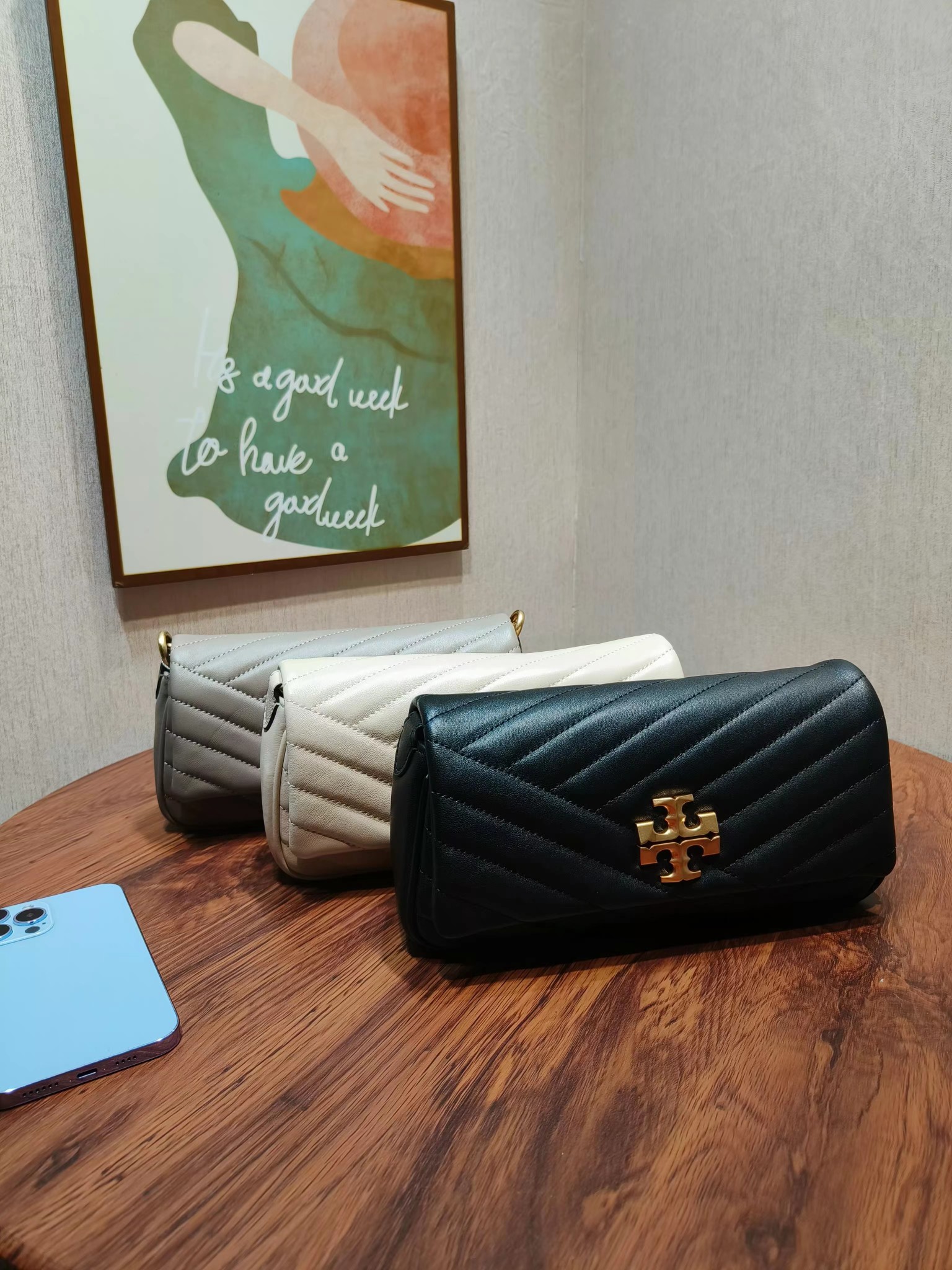 Tory Burch ～编号941新款 Kira 肩背包 版型轻薄 适于夹在腋下 精选人字纹绗缝皮革打造