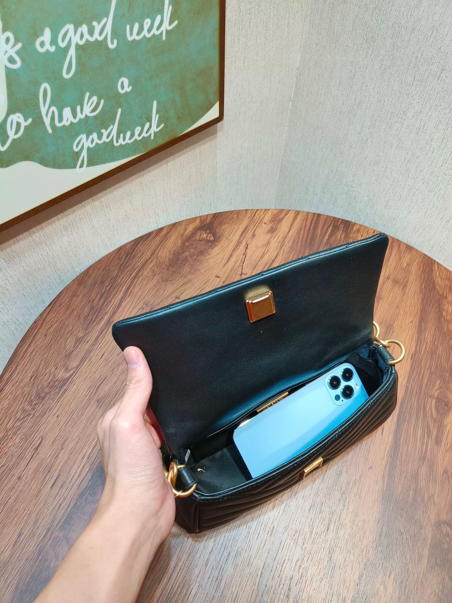 Tory Burch ～编号941新款 Kira 肩背包 版型轻薄 适于夹在腋下 精选人字纹绗缝皮革打造